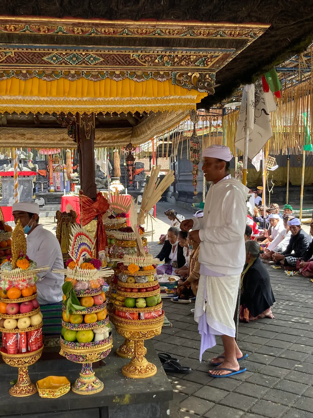 12.10.2022, Indonesien, Kintamani: Balinesen besuchen eine Tempelzeremonie. Nach mehreren Vorfällen unmanierlichen Verhaltens von Touristen auf Bali plant die Regionalregierung einen speziellen Reiseführer für gutes Benehmen. Das «Good Tourist Guidebook» werde unter anderem eine Einführung in die balinesische Kultur und deren Bräuche geben. Foto: Carola Frentzen/dpa +++ dpa-Bildfunk +++