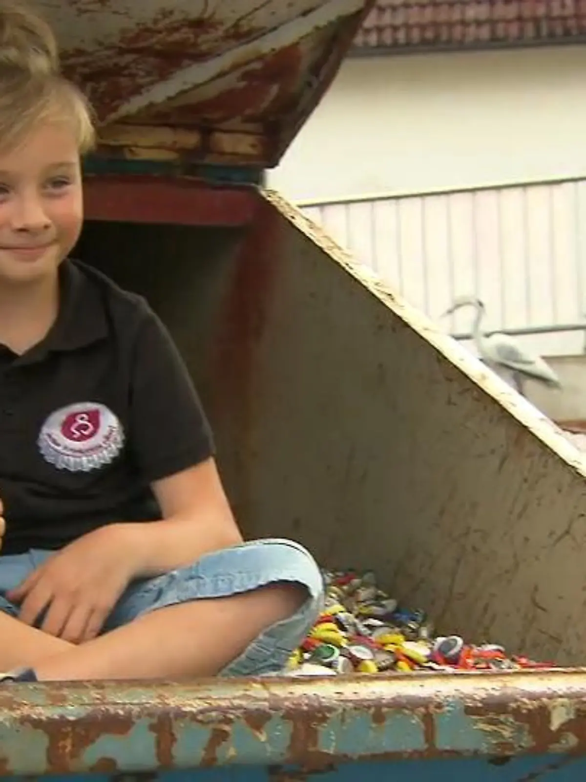Der 9-jährige Rocco Weitzel aus Eschenburg-Wissenbach im Lahn-Dill-Kreis leidet an Arthrogryposis multiplex congenita, kurz AMC. Dabei handelt es sich um eine seltene Krankheit, bei der die Gelenke steif sind. Um Betroffene zu unterstützen sammelt der Kleine zusammen mit seinen Eltern Kronkorken, die er an einen Schrotthändler verkauft.