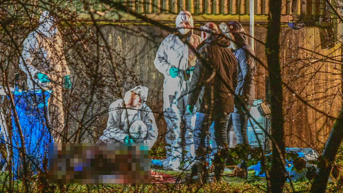 Tötungsdelikt in Ebersbach, 21.12.2020, Baden-Württemberg, Ebersbach an der Fils: Die Polizei ermittelt und sichert Spuren rund um einen Tatort nahe dem Fluss Fils. Zuvor war eine Leiche auf einem Fußweg aufgefunden worden. Die Ermittlungen ergaben Anzeichen auf einen gewaltsamen Tod des Leichnams. Die Polizei suchte im Umkreis mit starken Kräften nach dem Täter. Ebersbach Baden-Württemberg Deutschland Ebersbach *** Homicide in Ebersbach, 21 12 2020, Baden Württemberg, Ebersbach an der Fils The police investigates and secures traces around a crime scene near the river Fils Previously, a body had been found on a footpath The investigation revealed signs of a violent death of the body The police searched in the surrounding area with str Copyright: x xonw-images/MariusxBullingx