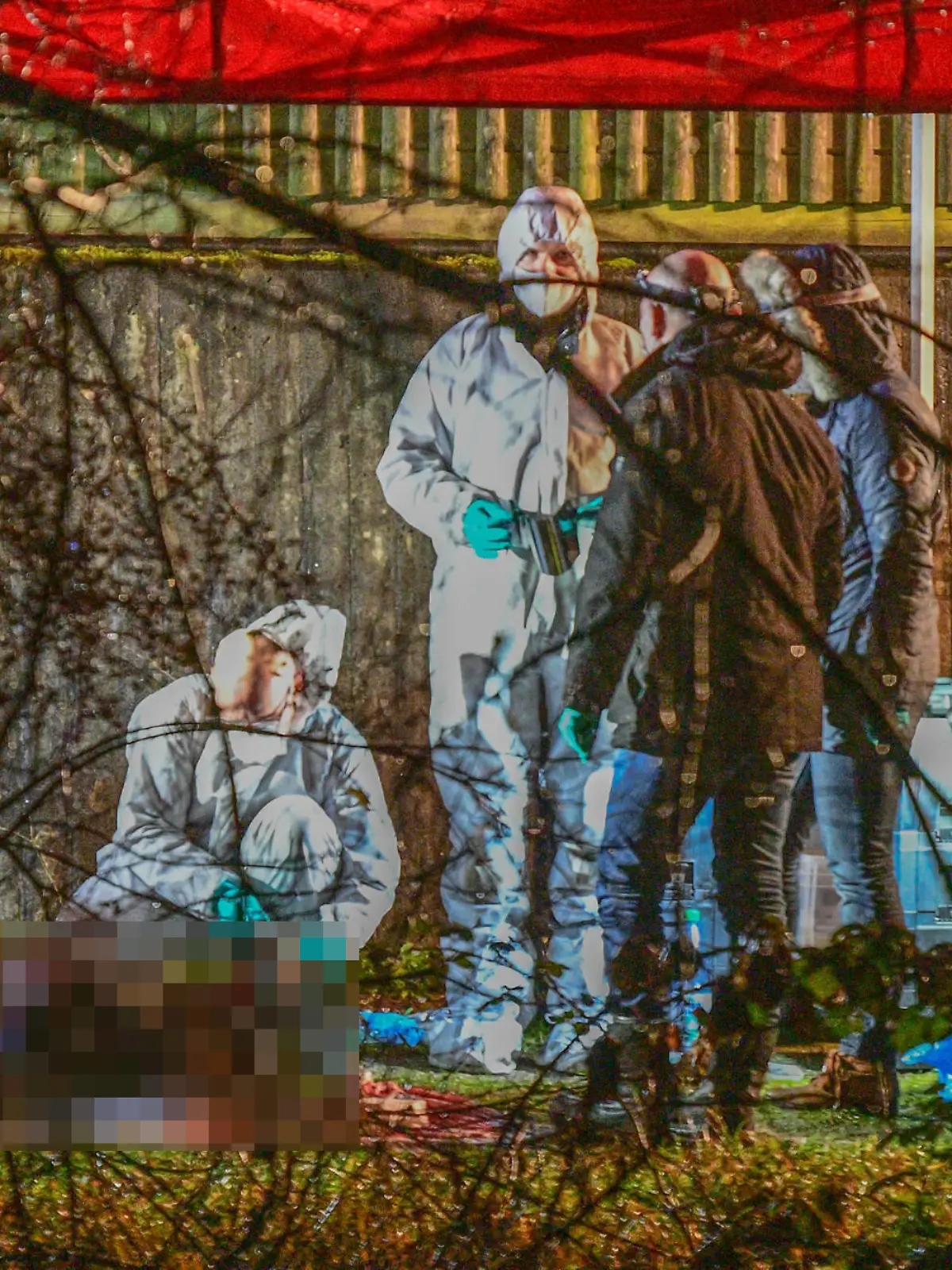  Tötungsdelikt in Ebersbach, 21.12.2020, Baden-Württemberg, Ebersbach an der Fils: Die Polizei ermittelt und sichert Spuren rund um einen Tatort nahe dem Fluss Fils. Zuvor war eine Leiche auf einem Fußweg aufgefunden worden. Die Ermittlungen ergaben Anzeichen auf einen gewaltsamen Tod des Leichnams. Die Polizei suchte im Umkreis mit starken Kräften nach dem Täter. Ebersbach Baden-Württemberg Deutschland Ebersbach *** Homicide in Ebersbach, 21 12 2020, Baden Württemberg, Ebersbach an der Fils The police investigates and secures traces around a crime scene near the river Fils Previously, a body had been found on a footpath The investigation revealed signs of a violent death of the body The police searched in the surrounding area with str Copyright: x xonw-images/MariusxBullingx