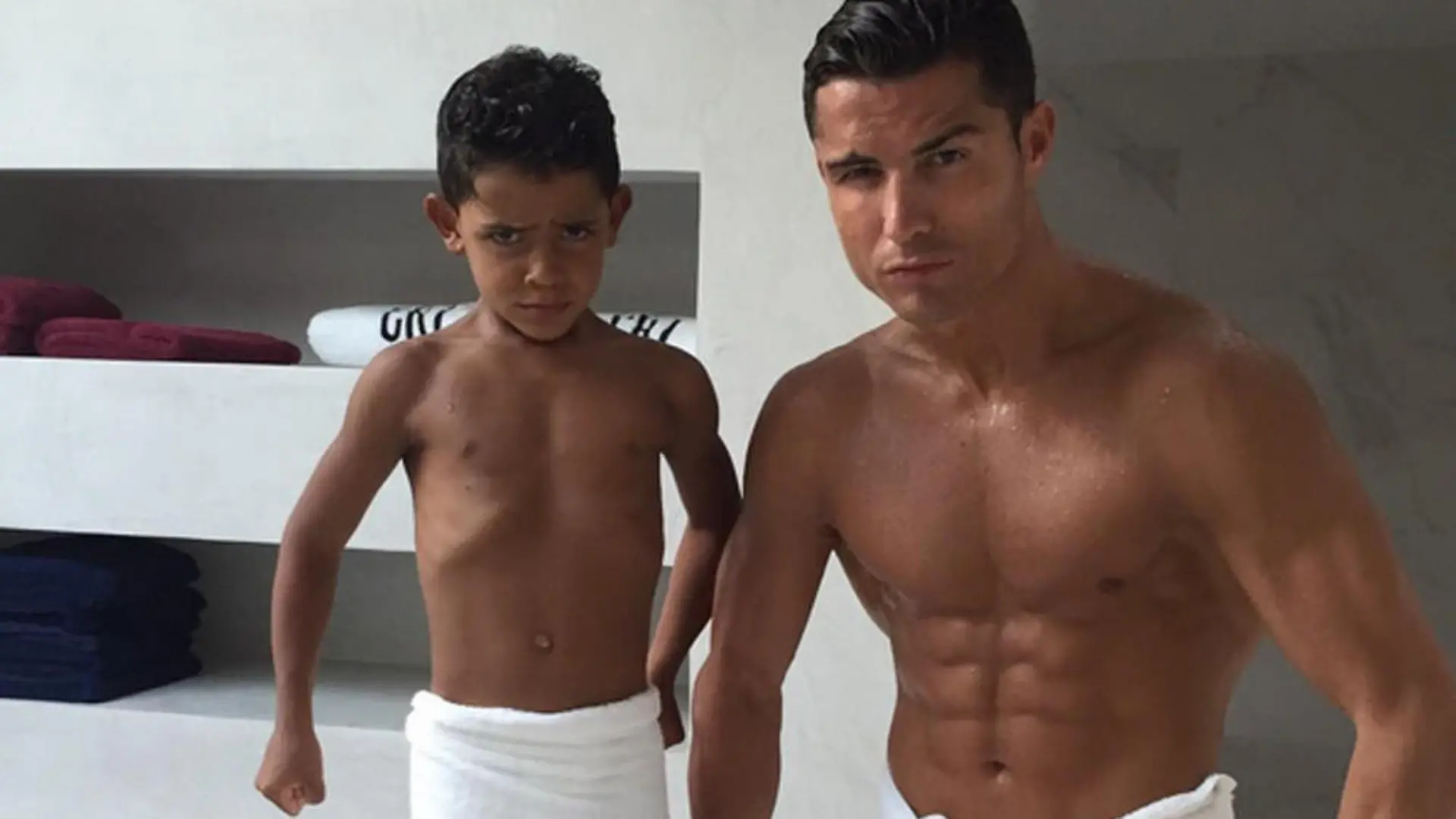 Der kleine Cristiano eifert seinem Vater nach. Ob es für ihn auch einmal aufs Fußballfeld geht?