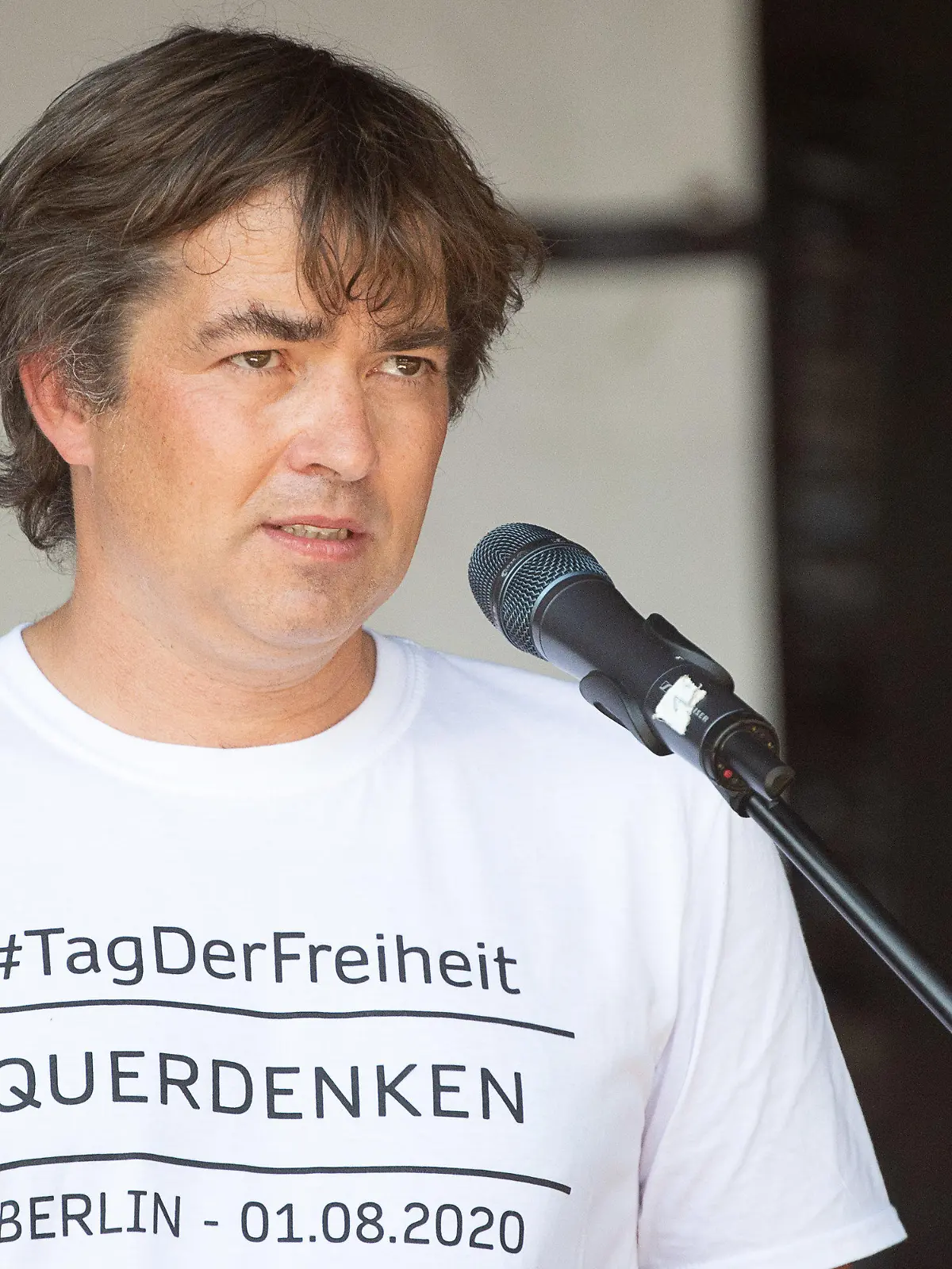 ARCHIV - 08.08.2020, Baden-Württemberg, Stuttgart: Michael Ballweg, Initiator von Querdenken 711" spricht während einer Kundgebung der Initiative «Querdenken 711», die sich gegen die Corona-Maßnahmen richtet. Das Landesamt für Verfassungsschutz in Baden-Württemberg beobachtet als erstes in Deutschland die «Querdenken»-Bewegung. Wie die Deutsche Presse-Agentur in Stuttgart am Mittwoch (09.12.2020) erfuhr, stufte das Landesamt «Querdenken 711» als Beobachtungsobjekt ein. Foto: Sebastian Gollnow/dpa +++ dpa-Bildfunk +++
