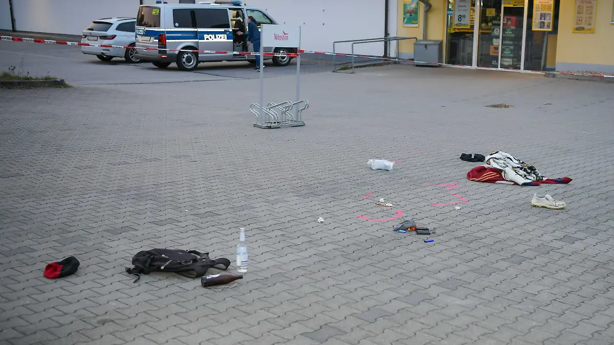 Ein 23-Jähriger stach am Donnerstagabend vor einem Supermarkt in Rochlitz zwischen Leipzig und Chemnitz auf eine Kundin ein.