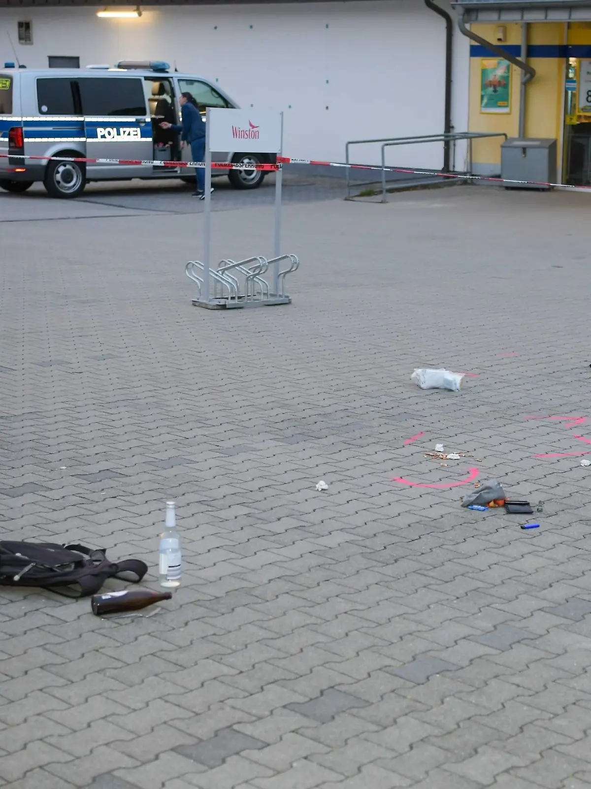Ein 23-Jähriger stach am Donnerstagabend vor einem Supermarkt in Rochlitz zwischen Leipzig und Chemnitz auf eine Kundin ein.