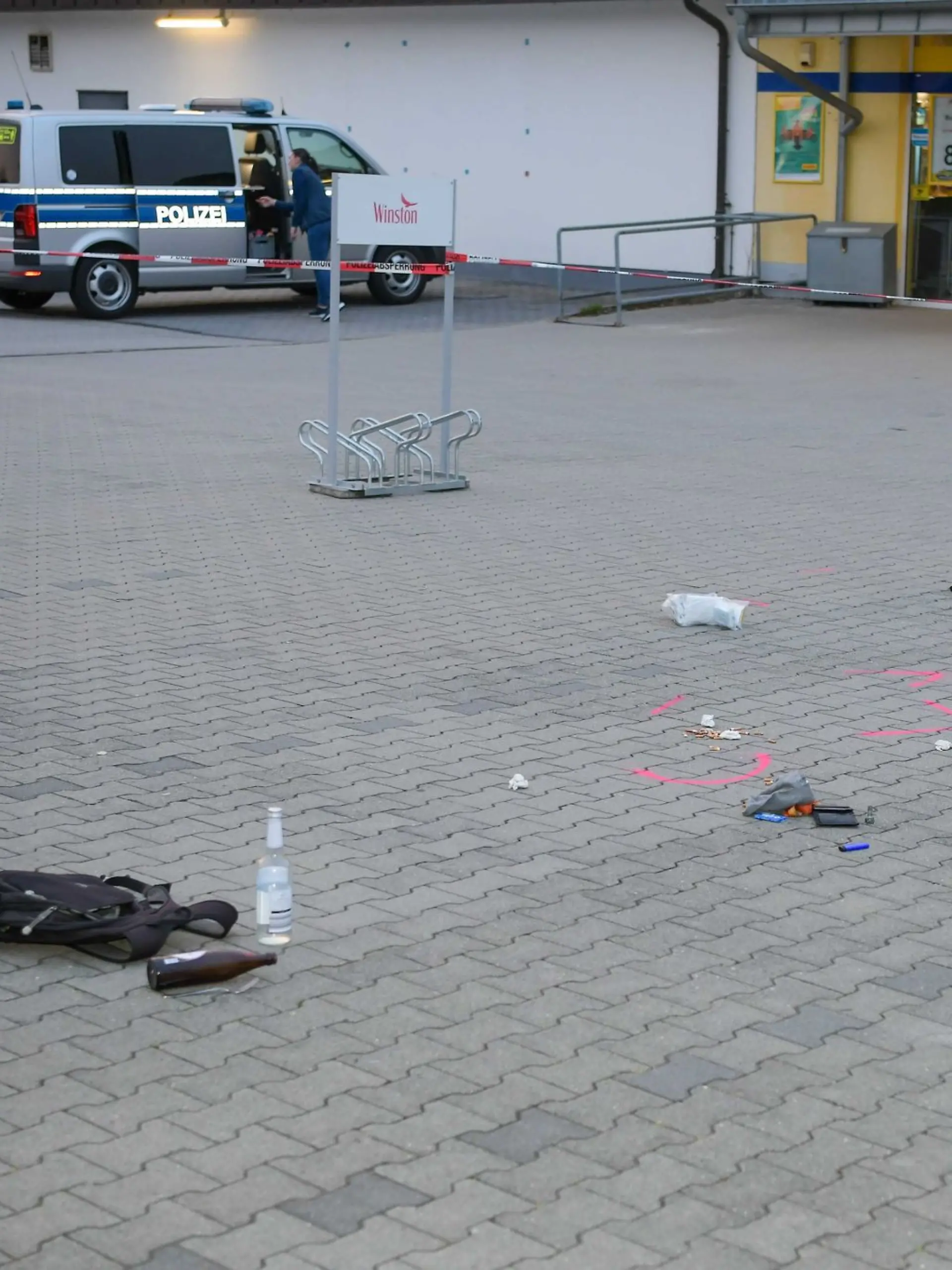 Ein 23-Jähriger stach am Donnerstagabend vor einem Supermarkt in Rochlitz zwischen Leipzig und Chemnitz auf eine Kundin ein.