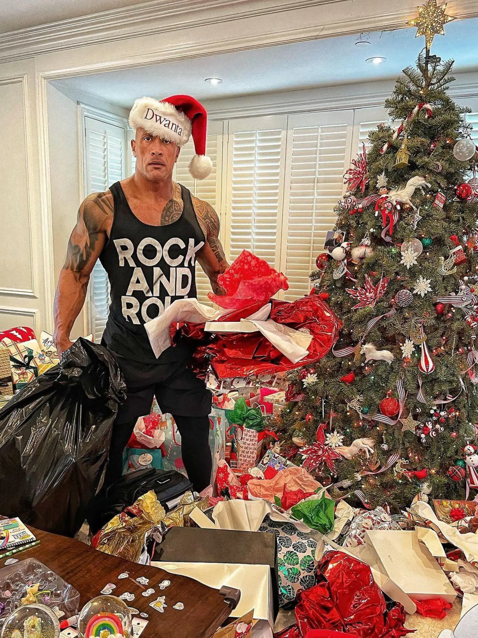 "Dwanta" Claus beseitigt zu Hause die Spuren vom Angriff der Geschenke.