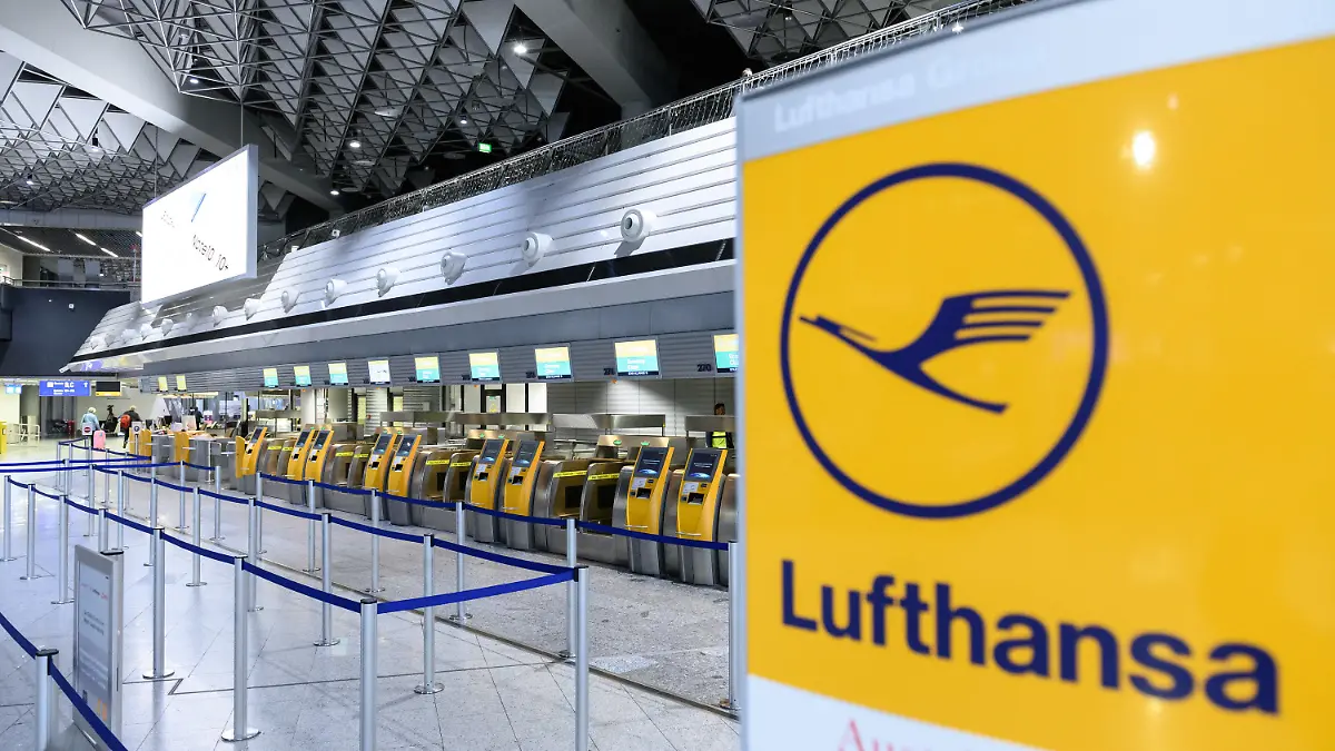 dpatopbilder - 07.11.2019, Hessen, Frankfurt/Main: Leere Check-in Schalter der Fluggesellschaft Lufthansa im Terminal 1 des Flughafens Frankfurt. Bei der Lufthansa hat um Mitternacht ein 48-Stunden-Streik der Flugbegleiter begonnen. Foto: Silas Stein/dpa +++ dpa-Bildfunk +++
