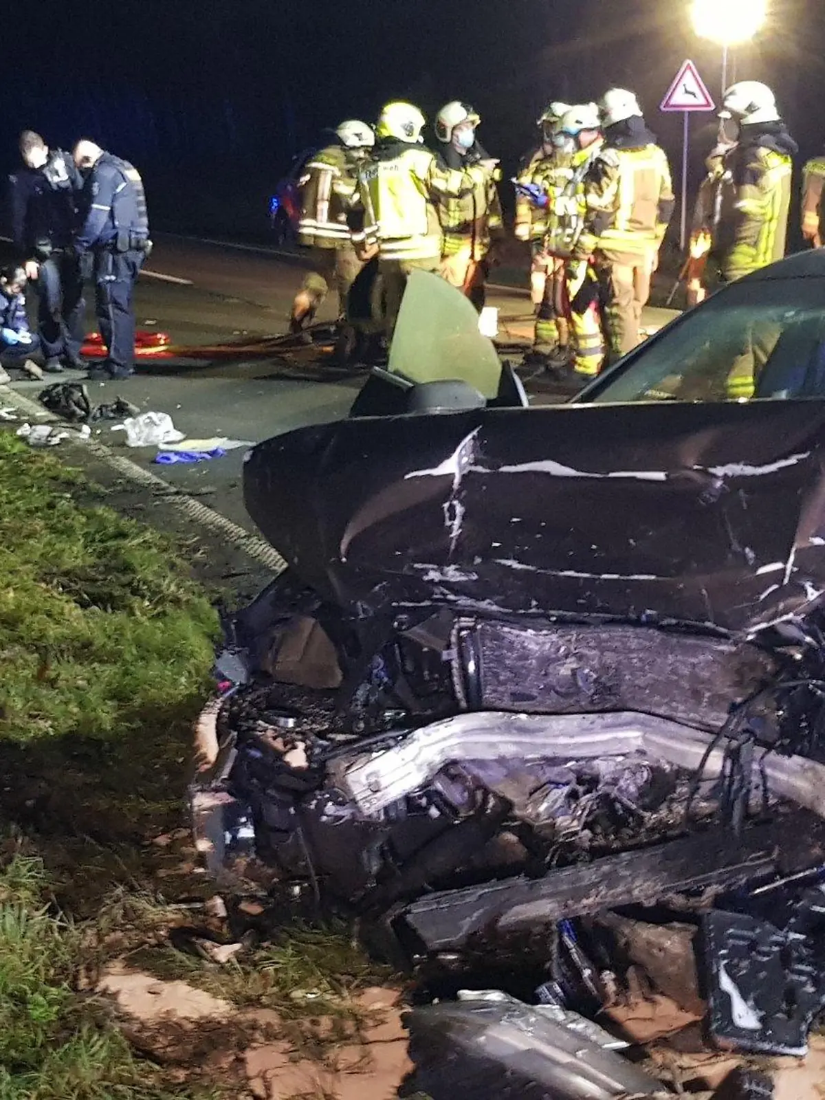 26.12.2020, Nordrhein-Westfalen, Straelen: Zwei Autowracks stehen an der Unfallstelle. Bei einem Frontalzusammenstoß zweier Autos sind im Kreis Kleve am Niederrhein zwei Menschen tödlich und vier weitere schwer verletzt worden. Der Verkehrsunfall ereignete sich am späten Freitagnachmittag in Straelen. Nach ersten Erkenntnissen der Polizei war ein 41 Jahre alter Fahrer aus bisher nicht geklärter Ursache in den Gegenverkehr geraten und dort mit einem Auto kollidiert, in dem fünf Menschen saßen. Foto: Guido Schulmann/dpa +++ dpa-Bildfunk +++