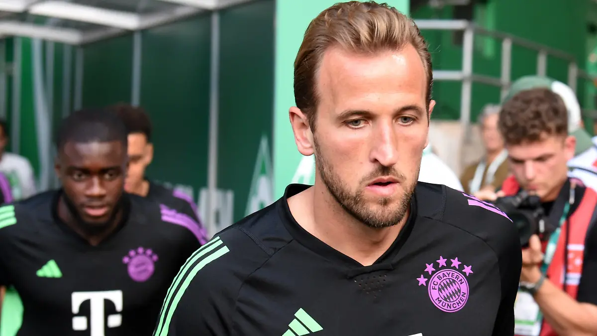 18.08.2023, Bremen: Fußball: Bundesliga, Werder Bremen - FC Bayern München, 1. Spieltag, wohninvest Weserstadion. Bayerns Harry Kane (M) kommt ins Stadion. WICHTIGER HINWEIS: Gemäß den Vorgaben der DFL Deutsche Fußball Liga bzw. des DFB Deutscher Fußball-Bund ist es untersagt, in dem Stadion und/oder vom Spiel angefertigte Fotoaufnahmen in Form von Sequenzbildern und/oder videoähnlichen Fotostrecken zu verwerten bzw. verwerten zu lassen. Foto: Carmen Jaspersen/dpa +++ dpa-Bildfunk +++