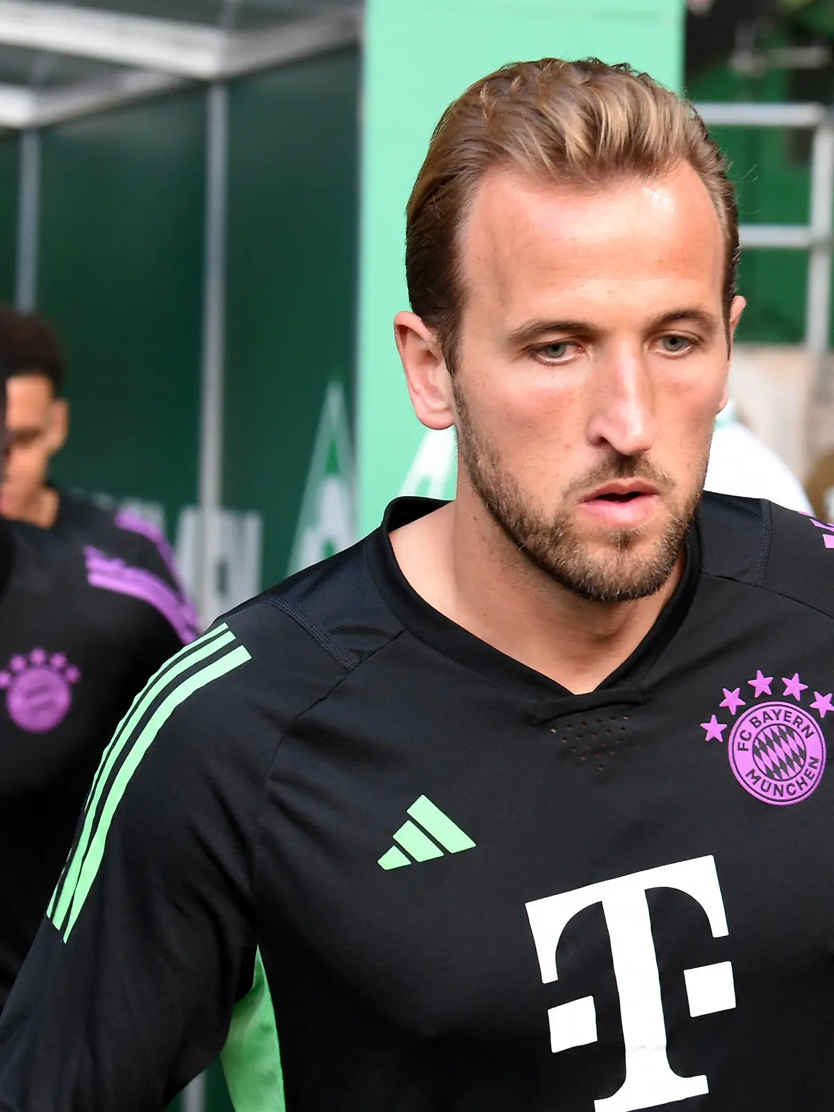 18.08.2023, Bremen: Fußball: Bundesliga, Werder Bremen - FC Bayern München, 1. Spieltag, wohninvest Weserstadion. Bayerns Harry Kane (M) kommt ins Stadion. WICHTIGER HINWEIS: Gemäß den Vorgaben der DFL Deutsche Fußball Liga bzw. des DFB Deutscher Fußball-Bund ist es untersagt, in dem Stadion und/oder vom Spiel angefertigte Fotoaufnahmen in Form von Sequenzbildern und/oder videoähnlichen Fotostrecken zu verwerten bzw. verwerten zu lassen. Foto: Carmen Jaspersen/dpa +++ dpa-Bildfunk +++