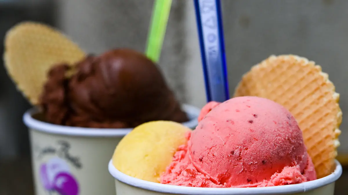 ARCHIV - 24.05.2022, Berlin: Eisbecher mit Kugeln verschiedener Sorten Eis stehen auf einem Tisch in der Eisdiele «Eiskultur» in Berlin-Schöneweide. (Zu dpa: «Kugel Eis in diesem Jahr teilweise um 30 Cent teurer») Foto: Jens Kalaene/dpa +++ dpa-Bildfunk +++