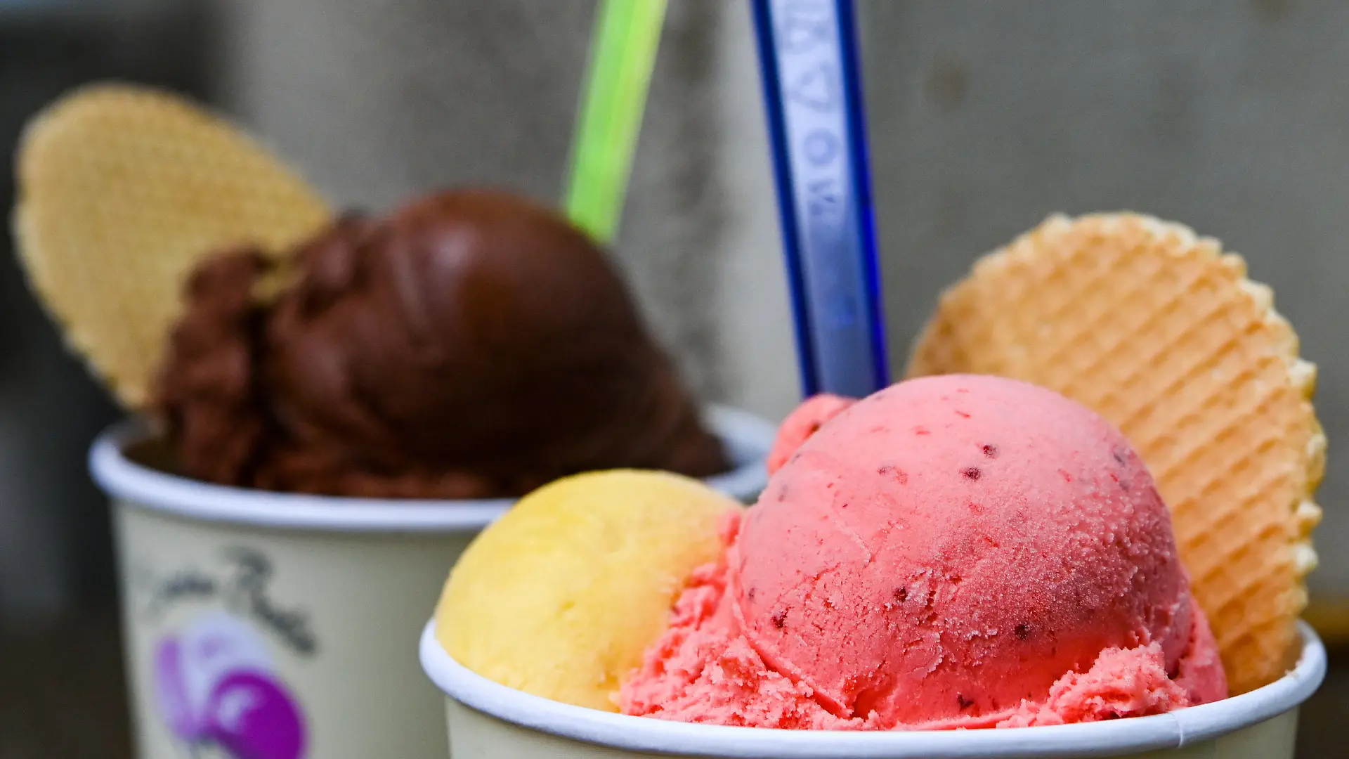 ARCHIV - 24.05.2022, Berlin: Eisbecher mit Kugeln verschiedener Sorten Eis stehen auf einem Tisch in der Eisdiele «Eiskultur» in Berlin-Schöneweide. (Zu dpa: «Kugel Eis in diesem Jahr teilweise um 30 Cent teurer») Foto: Jens Kalaene/dpa +++ dpa-Bildfunk +++