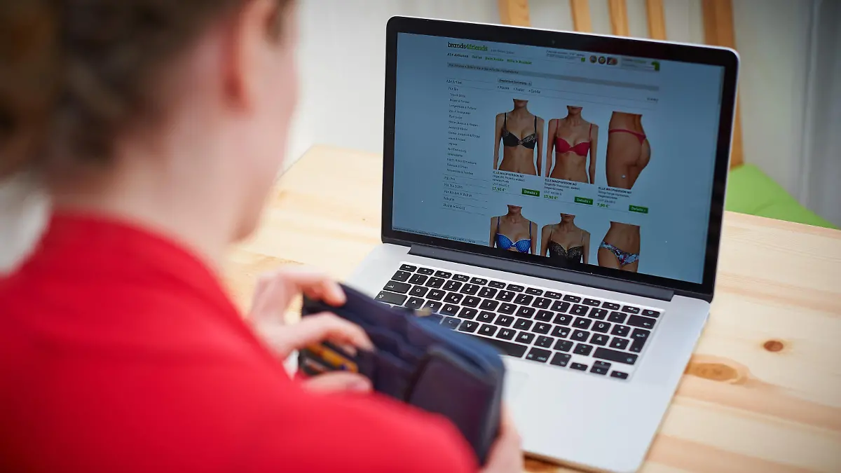 Eine Frau betrachtet die Angebote des Shopping-Portals "brands4friends". (model released) || Modellfreigabe vorhanden