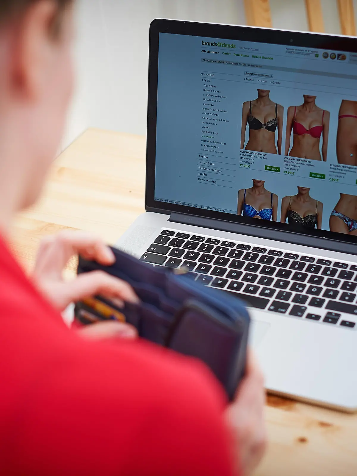 Eine Frau betrachtet die Angebote des Shopping-Portals "brands4friends". (model released) || Modellfreigabe vorhanden