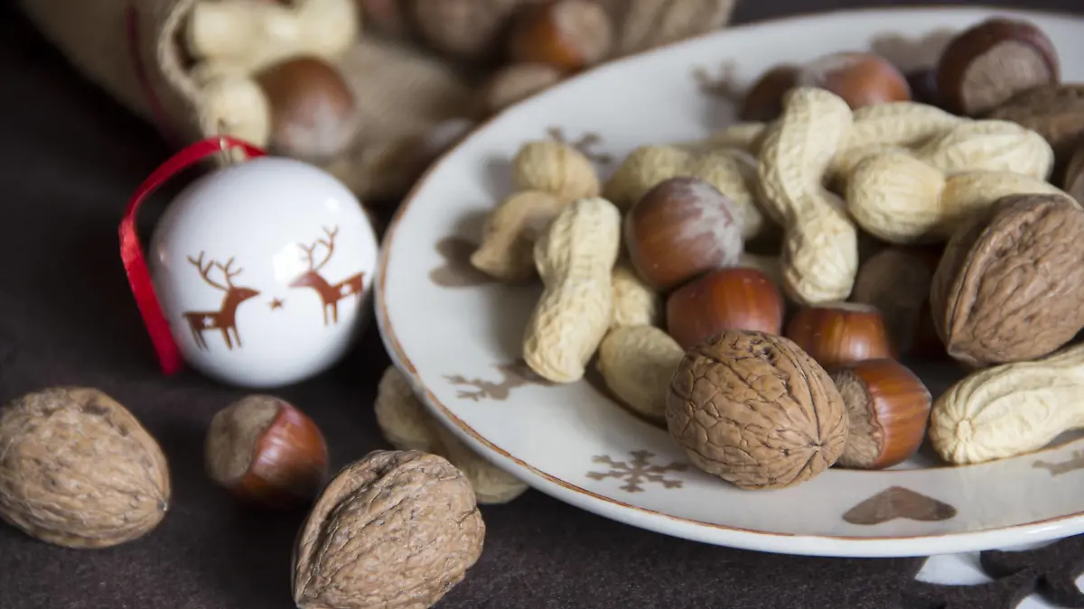 Dish of different nuts an d Christmas decoration PUBLICATIONxINxGERxSUIxAUTxHUNxONLY YFF000276Dish of different Nuts to D Christmas Decoration PUBLICATIONxINxGERxSUIxAUTxHUNxONLY YFF000276