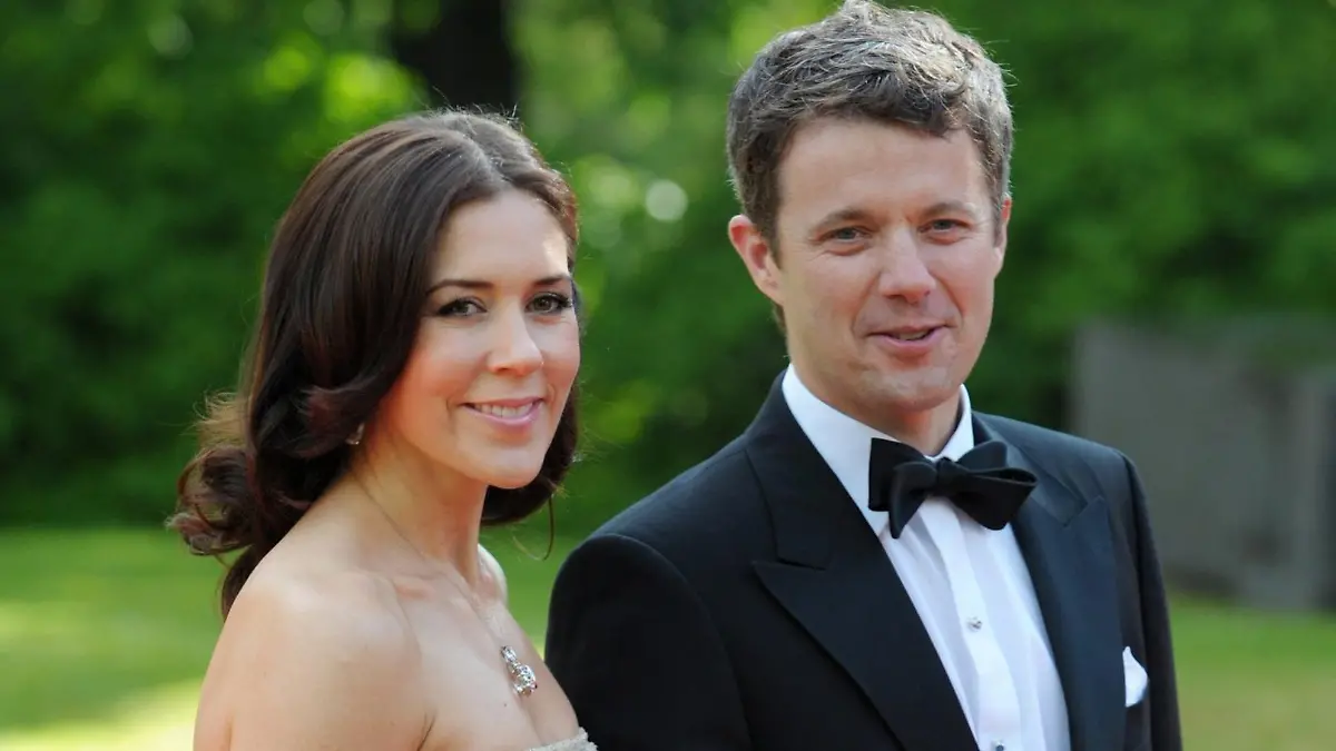 (FILE) A file picture dated 18 June 2010 shows Crown Prince Frederik of Denmark (R) and his wife Crown Princess Mary of Denmark (L) arriving at the Swedish Goverment Dinner on the occasion of the royal wedding of Crown Princess Victoria of Sweden and Daniel Westling, in Stockholm, Sweden. Australian-born Crown Princess Mary is expecting twins, announced the Danish royal palace on 06 August 2010. The delivery is due sometime in January 2011, the statement said. EPA/FRANK MAY +++(c) dpa - Bildfunk+++