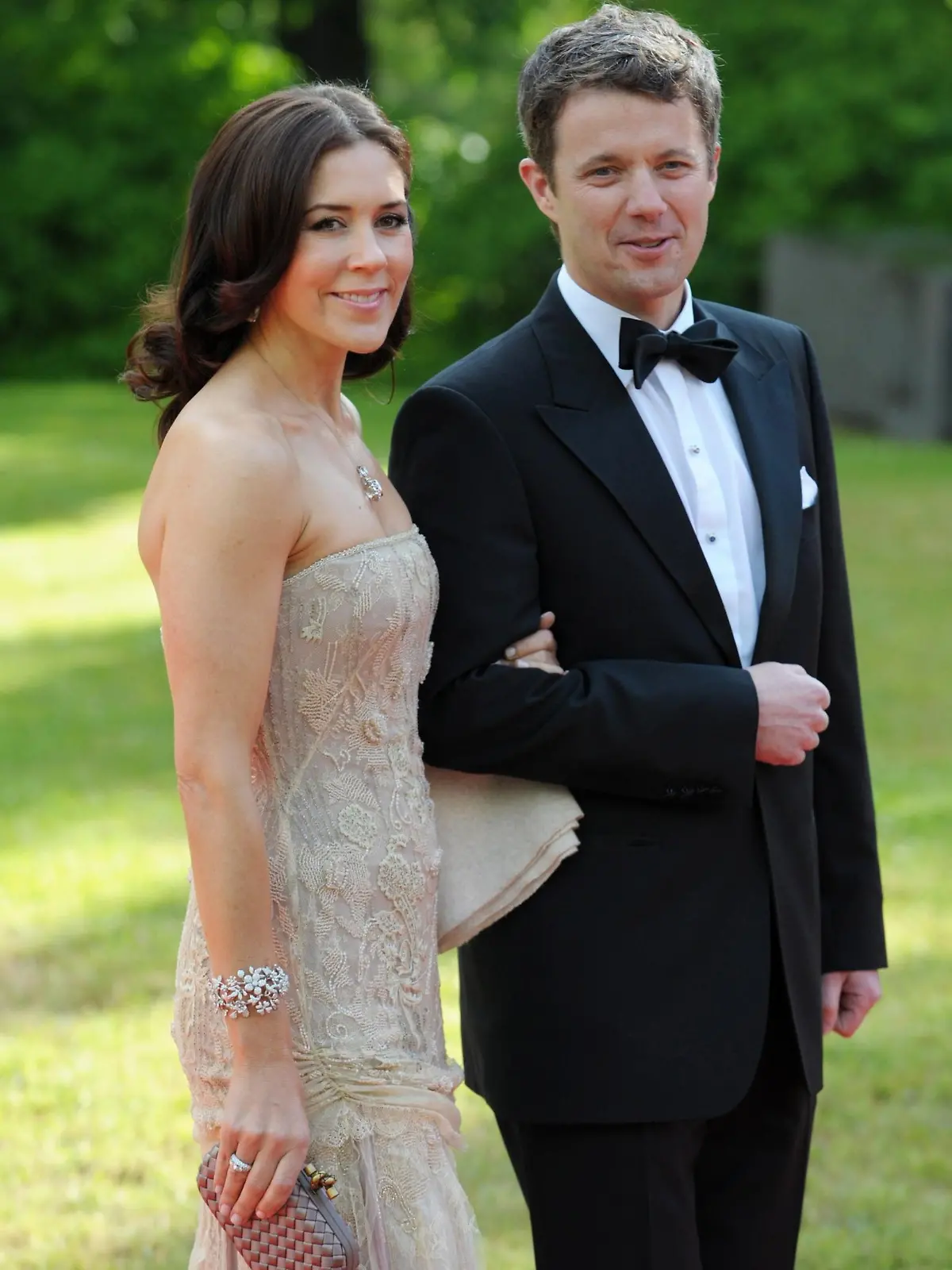 (FILE) A file picture dated 18 June 2010 shows Crown Prince Frederik of Denmark (R) and his wife Crown Princess Mary of Denmark (L) arriving at the Swedish Goverment Dinner on the occasion of the royal wedding of Crown Princess Victoria of Sweden and Daniel Westling, in Stockholm, Sweden. Australian-born Crown Princess Mary is expecting twins, announced the Danish royal palace on 06 August 2010. The delivery is due sometime in January 2011, the statement said. EPA/FRANK MAY  +++(c) dpa - Bildfunk+++