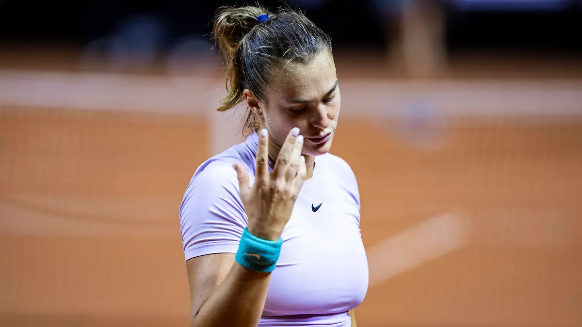 ARCHIV - 24.04.2022, Baden-Württemberg, Stuttgart: Tennis: WTA-Tour - Stuttgart, Einzel, Damen, Finale. Swiatek (Polen) - Sabalenka (Belarus). Aryna Sabalenka aus Belarus reagiert im Spiel. Sabalenka berichtet, dass sie sich wegen des russischen Angriffskriegs in der Ukraine gehasst fühle. (zu dpa: «Tennisspielerin Sabalenka: Würde den Krieg stoppen») Foto: Tom Weller/dpa +++ dpa-Bildfunk +++