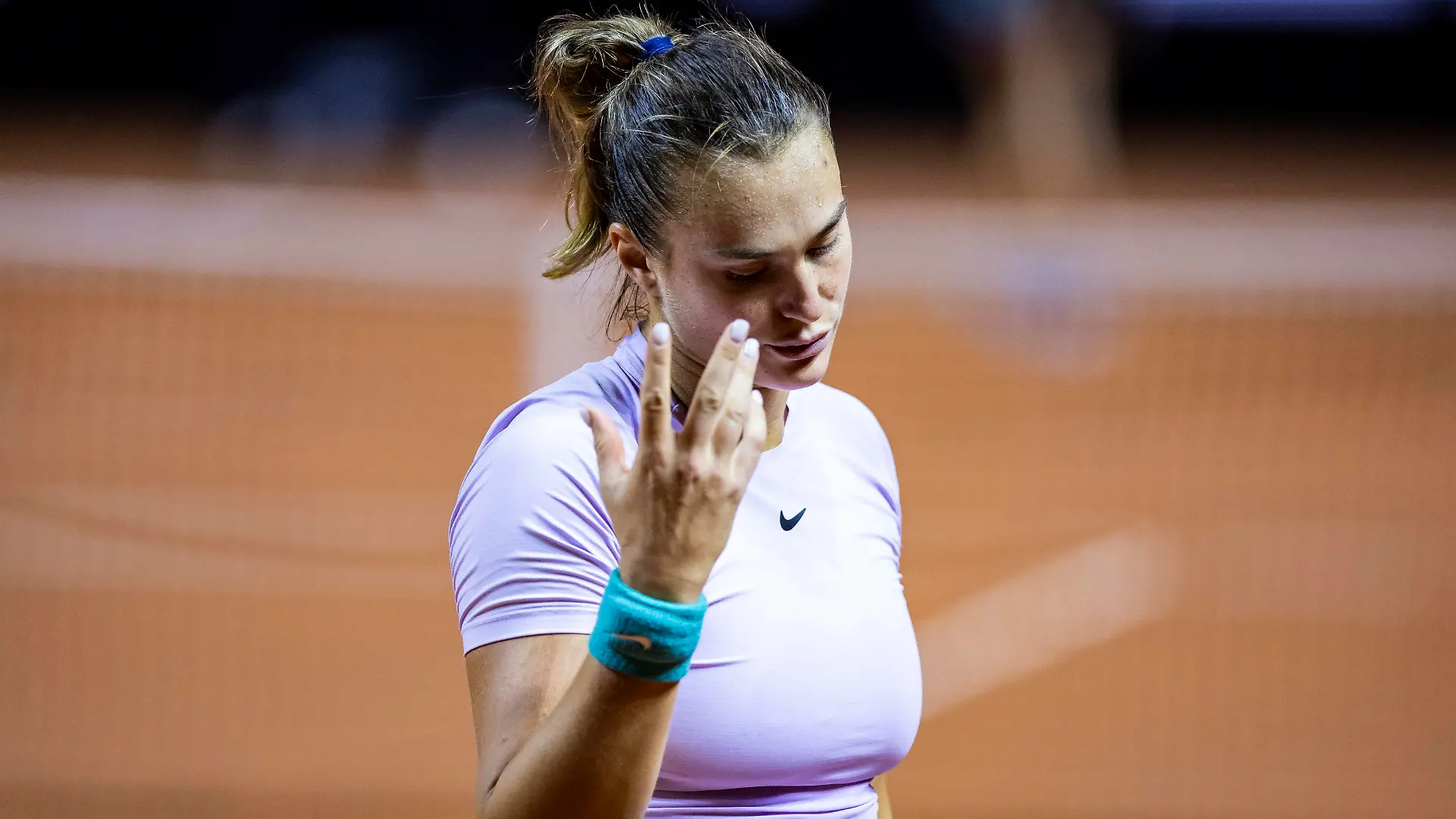 ARCHIV - 24.04.2022, Baden-Württemberg, Stuttgart: Tennis: WTA-Tour - Stuttgart, Einzel, Damen, Finale. Swiatek (Polen) - Sabalenka (Belarus). Aryna Sabalenka aus Belarus reagiert im Spiel. Sabalenka berichtet, dass sie sich wegen des russischen Angriffskriegs in der Ukraine gehasst fühle. (zu dpa: «Tennisspielerin Sabalenka: Würde den Krieg stoppen») Foto: Tom Weller/dpa +++ dpa-Bildfunk +++