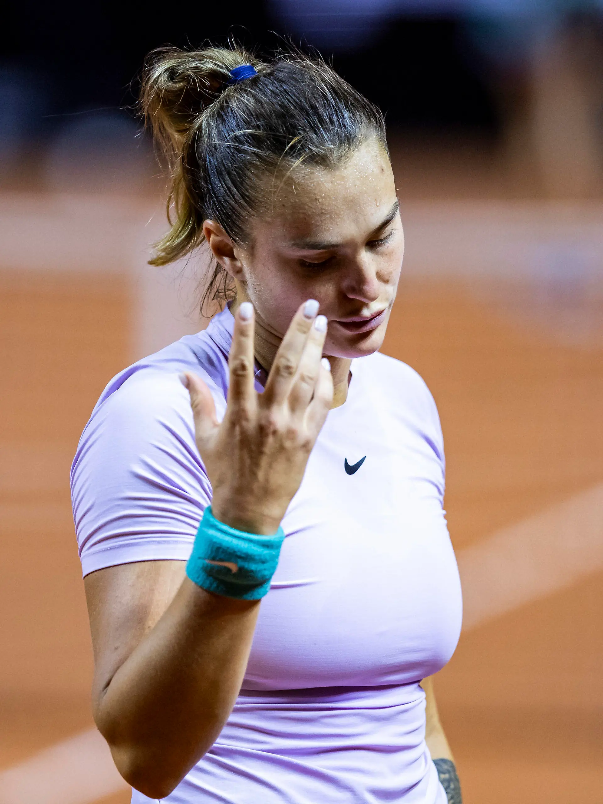 ARCHIV - 24.04.2022, Baden-Württemberg, Stuttgart: Tennis: WTA-Tour - Stuttgart, Einzel, Damen, Finale. Swiatek (Polen) - Sabalenka (Belarus). Aryna Sabalenka aus Belarus reagiert im Spiel. Sabalenka berichtet, dass sie sich wegen des russischen Angriffskriegs in der Ukraine gehasst fühle. (zu dpa: «Tennisspielerin Sabalenka: Würde den Krieg stoppen») Foto: Tom Weller/dpa +++ dpa-Bildfunk +++