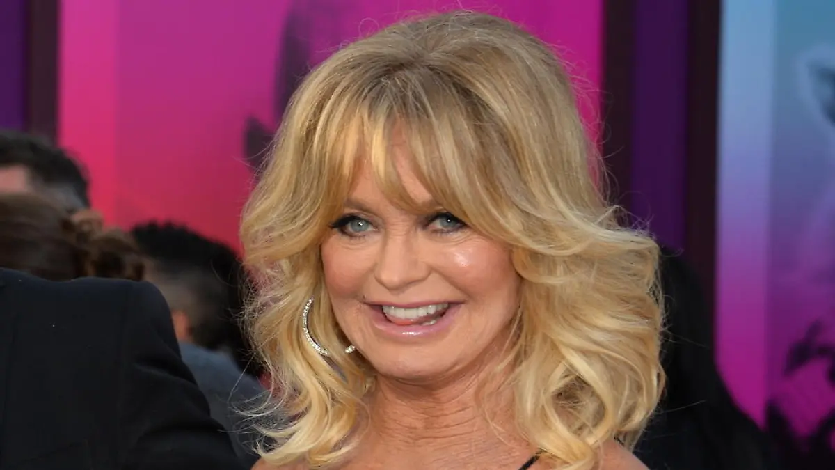 Goldie Hawn lässt ihre Maske auch beim Baumschmücken auf