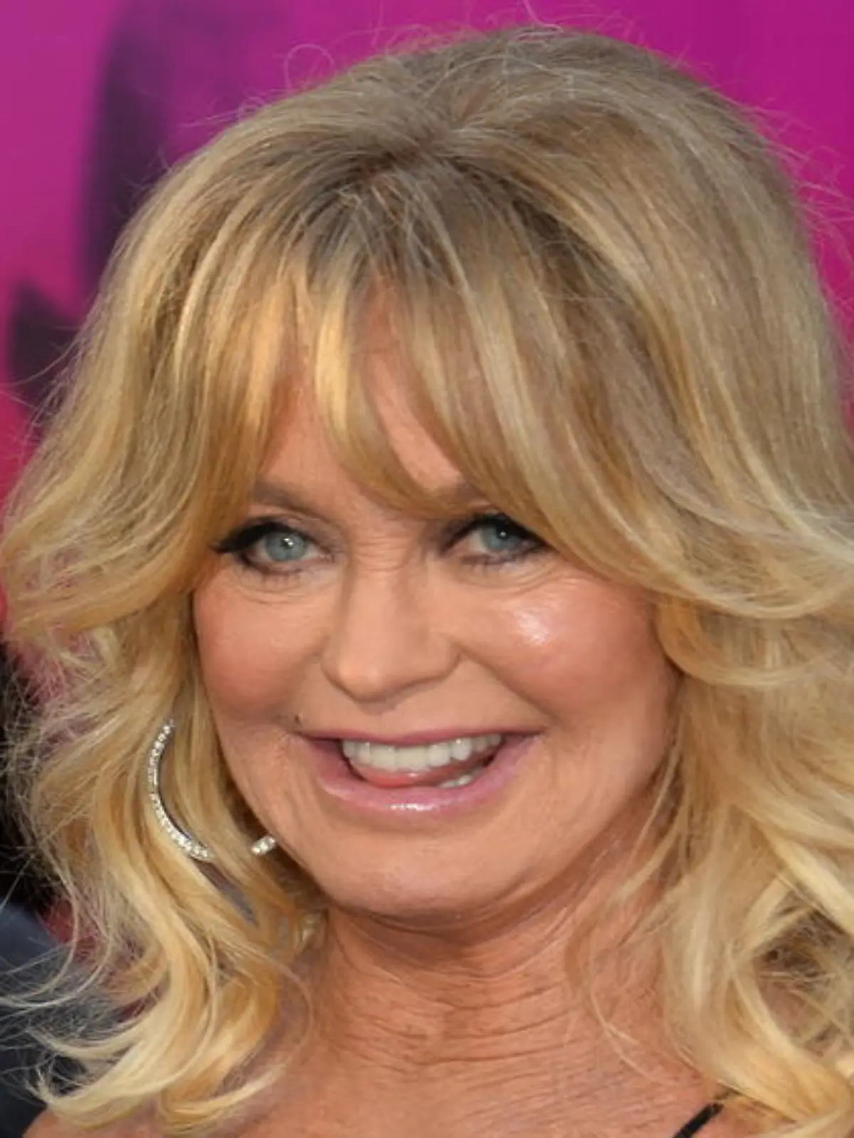 Goldie Hawn lässt ihre Maske auch beim Baumschmücken auf