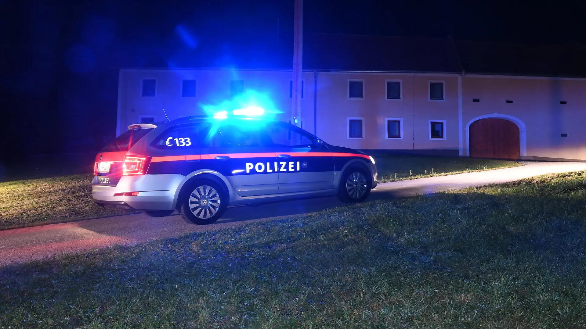 ABD0123_20191014 - LEOPOLDSCHLAG - ÖSTERREICH: ZU APA0461 VOM 14.10.2019 - Im oberösterreichisch-tschechischen Grenzgebiet ist es Montagnachmittag, 14. Oktober 2019, laut Polizei zu einem Mord und einem versuchten Mord gekommen. Ein 33-jähriger Afghane soll in einer Asylwerberunterkunft in Wullowitz (Bezirk Freistadt) einen Betreuer mit einem Messer lebensgefährlich verletzt und auf der Flucht einen Autofahrer erstochen haben. Im Bild: Einsatzkräfte vor der Asylwerberunterkunft. - FOTO: APA/FOTOKERSCHI.AT / KERSCHBAUMMAYR - 20191014_PD7465 |