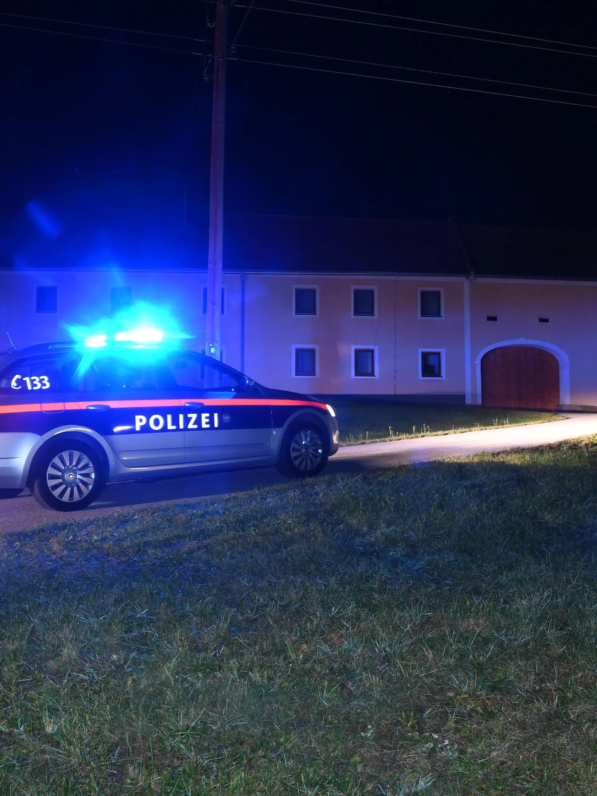 ABD0123_20191014 - LEOPOLDSCHLAG - ÖSTERREICH: ZU APA0461 VOM 14.10.2019 - Im oberösterreichisch-tschechischen Grenzgebiet ist es Montagnachmittag, 14. Oktober 2019, laut Polizei zu einem Mord und einem versuchten Mord gekommen. Ein 33-jähriger Afghane soll in einer Asylwerberunterkunft in Wullowitz (Bezirk Freistadt) einen Betreuer mit einem Messer lebensgefährlich verletzt und auf der Flucht einen Autofahrer erstochen haben. Im Bild: Einsatzkräfte vor der Asylwerberunterkunft. - FOTO: APA/FOTOKERSCHI.AT / KERSCHBAUMMAYR - 20191014_PD7465 |