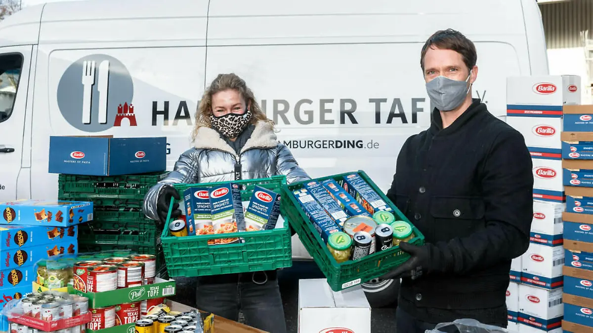 "Notruf Hafenkante"-Stars verteilen Lebensmittel an Bedürftige