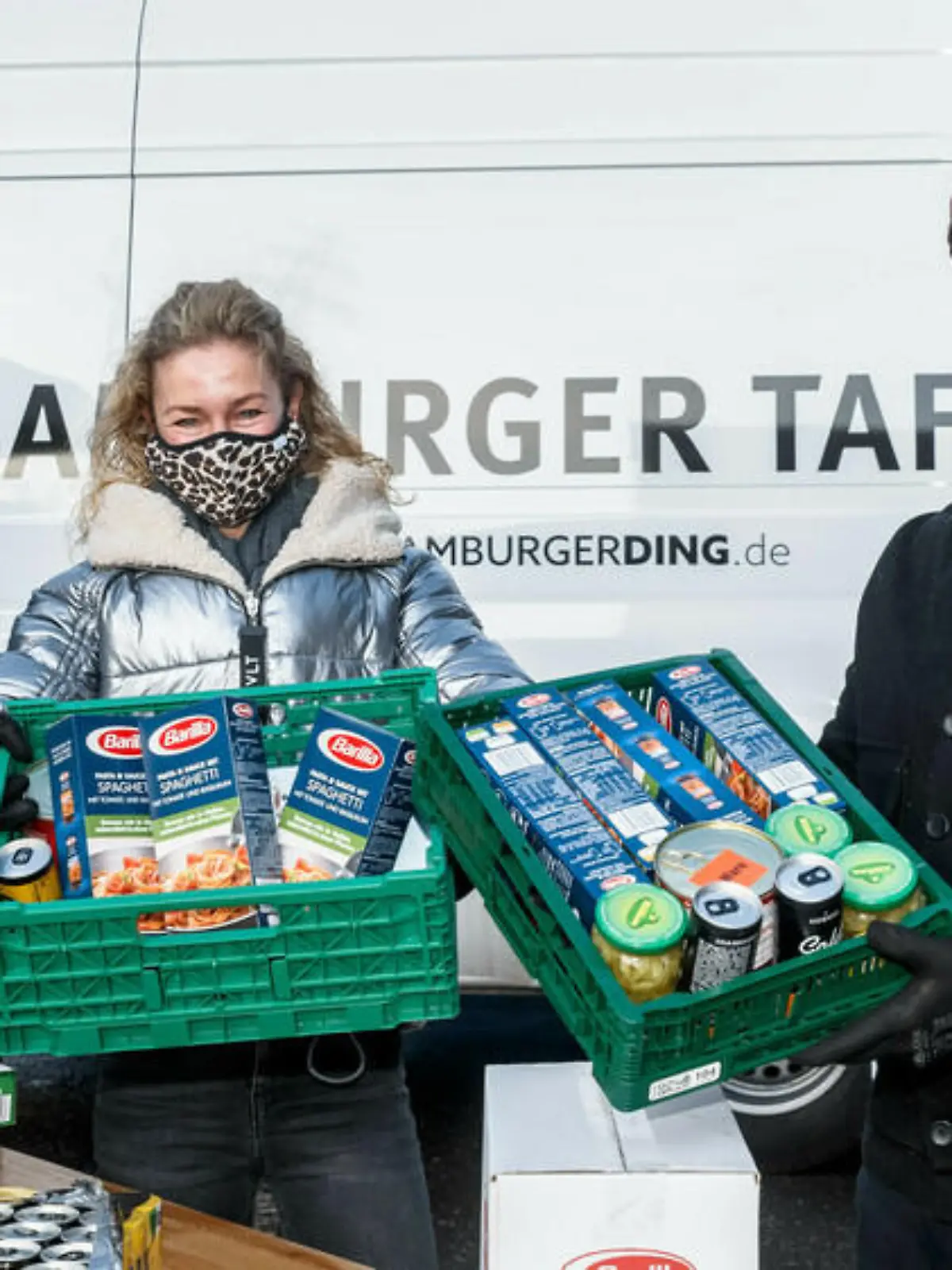 "Notruf Hafenkante"-Stars verteilen Lebensmittel an Bedürftige