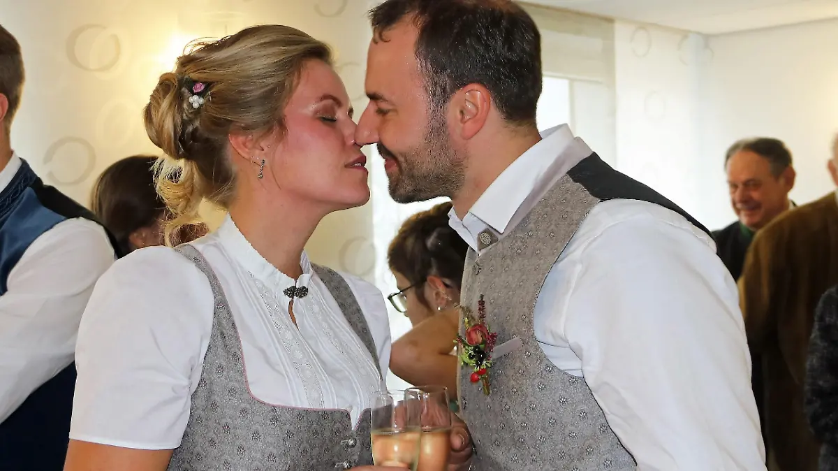 "Bauer sucht Frau"-Kandidat Christian suchte im Sommer 2016 bei RTL die große Liebe. Vor wenigen Monaten zogen Barbara und ihre Tochter Katharina zu Christian auf den Hof. Unterstützt von Katharina überraschte Christian seine große Liebe dann mit einem Heiratsantrag. Im kleinen Kreis fand im Oktober 2019 die standesamtliche Hochzeit statt. Eine kirchliche Hochzeit mit großer Feier ist für das nächste Jahr geplant.
+++ Die Verwendung des sendungsbezogenen Materials ist nur mit dem Hinweis und Verlinkung auf TVNOW gestattet. +++