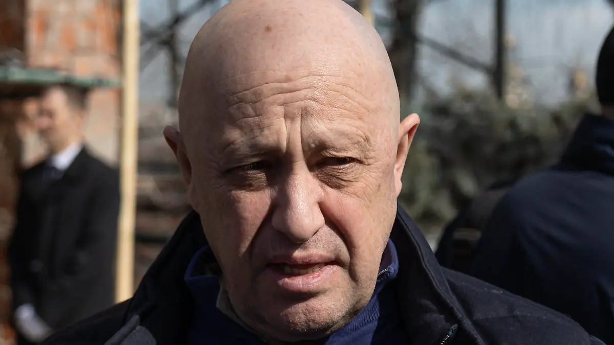 08.04.2023, Russland, Moskau: Jewgeni Prigoschin, Chef der russischen Privatarmee Wagner Group, nimmt an der Beisetzung des getöteten russischen Militärbloggers Tatarski auf dem Friedhof von Trojekurowskoje teil. (zu dpa "Privatarmee Wagner wirbt Freiwillige für Krieg gegen Ukraine") Foto: Uncredited/AP/dpa - ACHTUNG: Nur zur redaktionellen Verwendung +++ dpa-Bildfunk +++