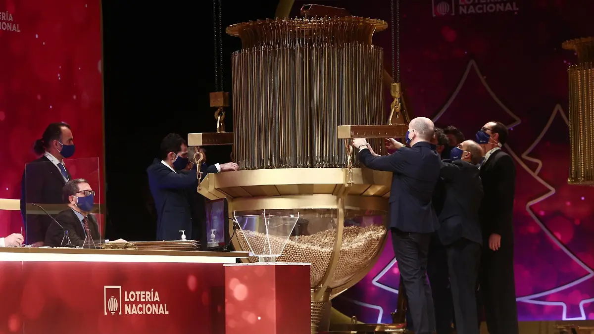 Several people check the draw balls before the Extraordinary Draw of the Christmas Lottery 2020 is held at the Teatro Real in Madrid Spain, on 22 December 2020. 22 DECEMBER 2020 Eduardo Parra / LagenciaEP 12/22/2020 Madrid Madrid Spain Copyright: xEduardoxParrax 3490471