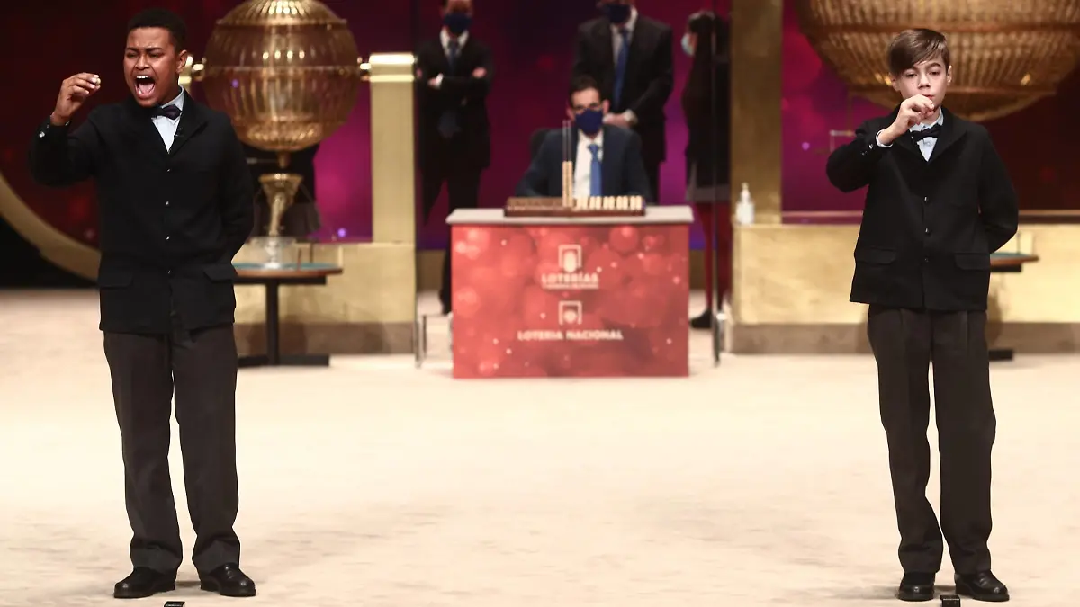 Two of the children from the San Ildefonso residence, Alexander Ren Herrera i and Unai Baron Maldonado d sing the Gordo of the Christmas Lottery, the 72,897 during the celebration of the Extraordinary Draw of the Christmas Lottery 2020 at the Teatro Real in Madrid Spain, on 22 December 2020. 22 DECEMBER 2020 Eduardo Parra / LagenciaEP 12/22/2020 Madrid Madrid Spain Copyright: xEduardoxParrax 3490779