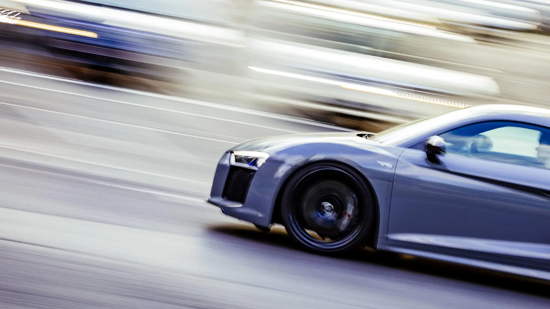 Ein Sportwagen fährt zügig durch die Komödienstraße. Köln, 02.05.2018 *** A sports car drives quickly through the Komödienststraße Cologne 02 05 2018 Foto:xC.xHardtx/xFuturexImage
