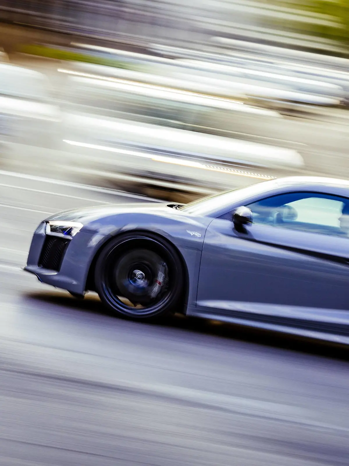  Ein Sportwagen fährt zügig durch die Komödienstraße. Köln, 02.05.2018 *** A sports car drives quickly through the Komödienststraße Cologne 02 05 2018 Foto:xC.xHardtx/xFuturexImage