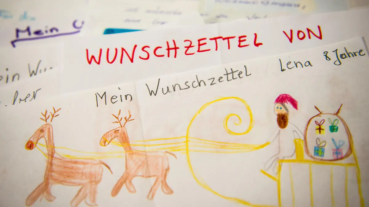 Wunschzettel liegen am 25.11.2014 im Weihnachtspostamt im Hildesheimer Stadtteil Himmelsthür (Niedersachsen). Foto: Ole Spata/dpa +++(c) dpa - Bildfunk+++