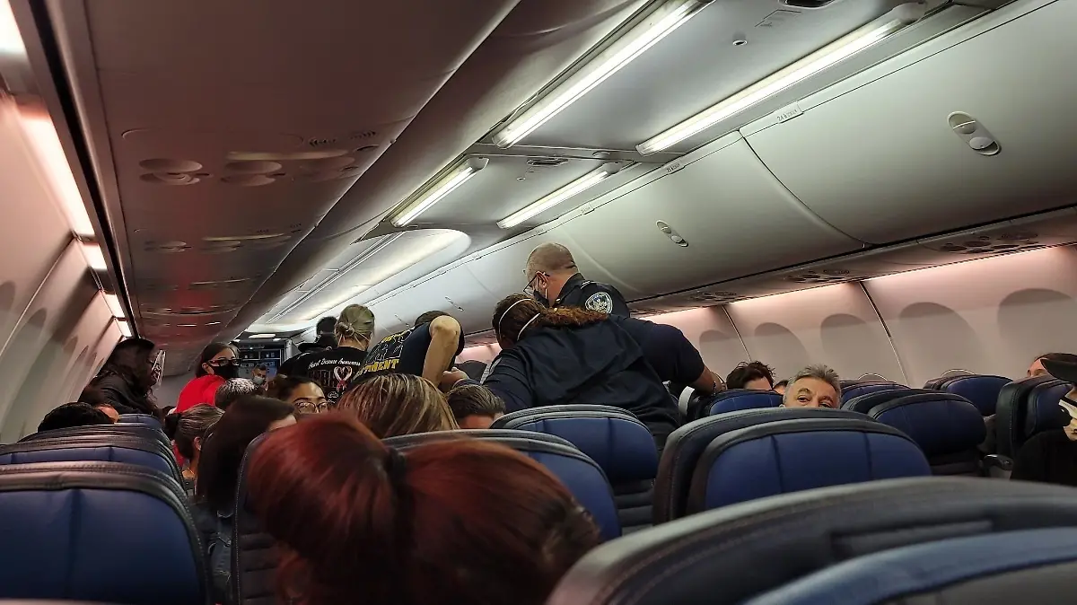 Ein Flugpassagier erlitt plötzlich einen Herzstillstand auf dem Weg von Orlando nach Los Angeles.