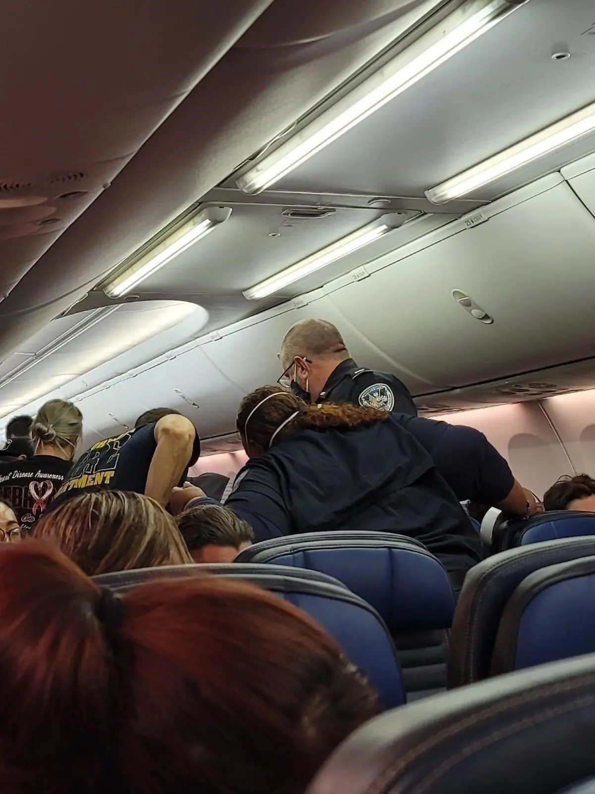 Ein Flugpassagier erlitt plötzlich einen Herzstillstand auf dem Weg von Orlando nach Los Angeles.