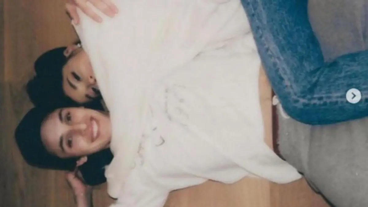 Hailey Bieber und Kim Kardashian West gratulieren Ariana Grande zu ihrer Verlobung