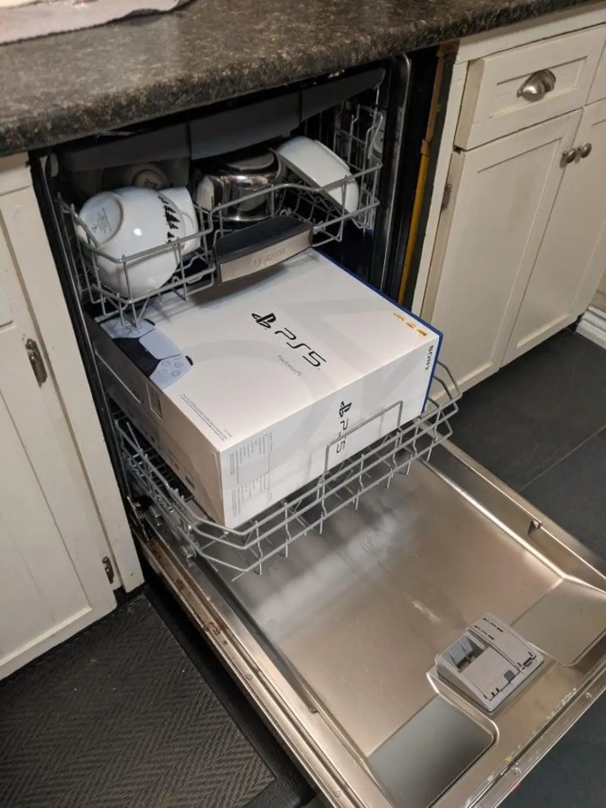 Eltern verstecken PS5 in der Spülmaschine. Wir haben weitere Geschenkverstecke für Sie zusammengefasst.