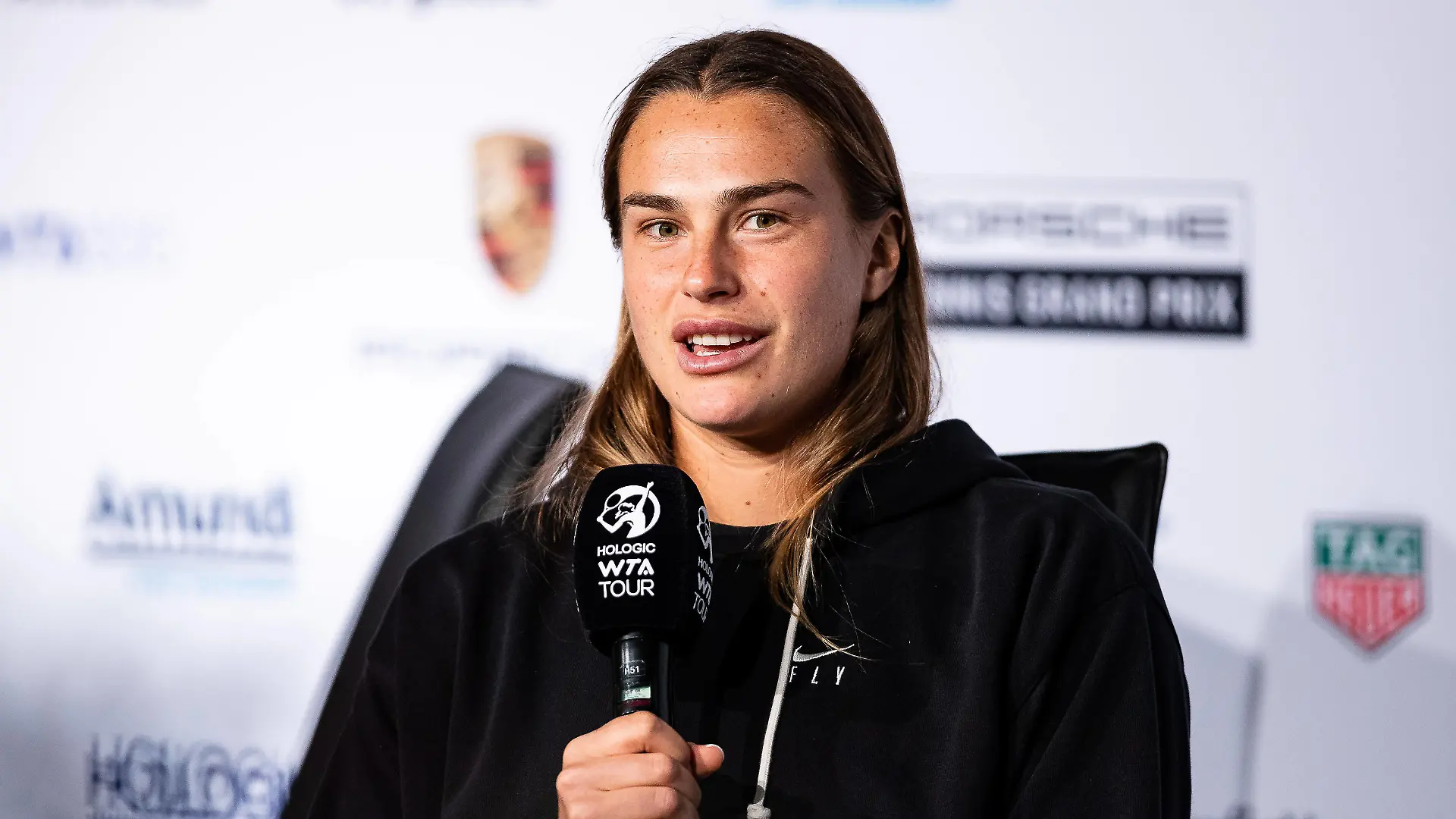 Aryna Sabalenka RUS im Interview Weltrangliste 2 Porsche Tennis Grand Prix GP Stuttgart 2023, Billie Jean King Cup, Porsche-Arena, 18.04.2023 Porsche Tennis Grand Prix GP Stuttgart 2023 Porsche-Arena, 18.04.2023 Stuttgart *** Aryna Sabalenka RUS interview World Ranking 2 Porsche Tennis Grand Prix GP Stuttgart 2023, Billie Jean King Cup, Porsche Arena, 18 04 2023 Porsche Tennis Grand Prix GP Stuttgart 2023 Porsche Arena, 18 04 2023 Stuttgart, Germany Copyright: xEibner-Pressefoto/RogerxBuerkex EP_EER