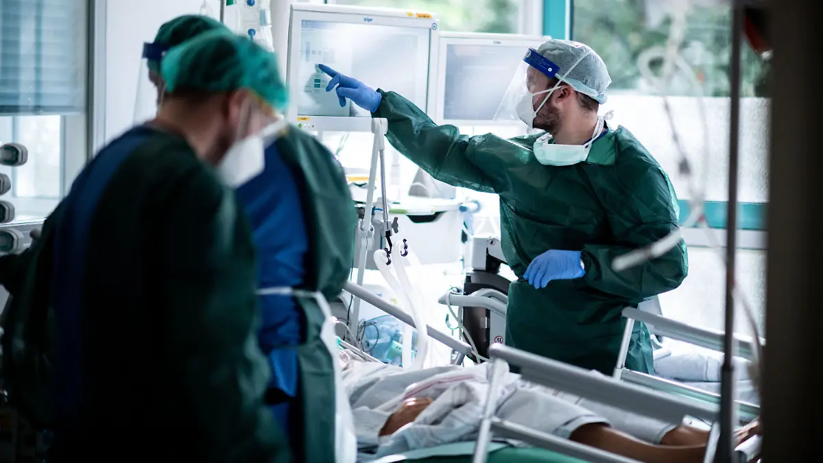 ARCHIV - 28.10.2020, Nordrhein-Westfalen, Essen: Mitarbeiter der Pflege in Schutzkleidung behandeln einen Patienten mit Corona-Infektion auf der Intensivstation IT2 im Operativen Zentrum II des Universitätsklinikums Essen. Die Zahl der verzeichneten Todesfälle in Zusammenhang mit dem Coronavirus ist sprunghaft gestiegen und hat einen neuen Höchststand erreicht. Binnen eines Tages übermittelten die deutschen Gesundheitsämter dem Robert Koch-Institut (RKI) 952 neue Todesfälle, wie aus den RKI-Zahlen vom Mittwochmorgen hervorgeht. Foto: Fabian Strauch/dpa +++ dpa-Bildfunk +++