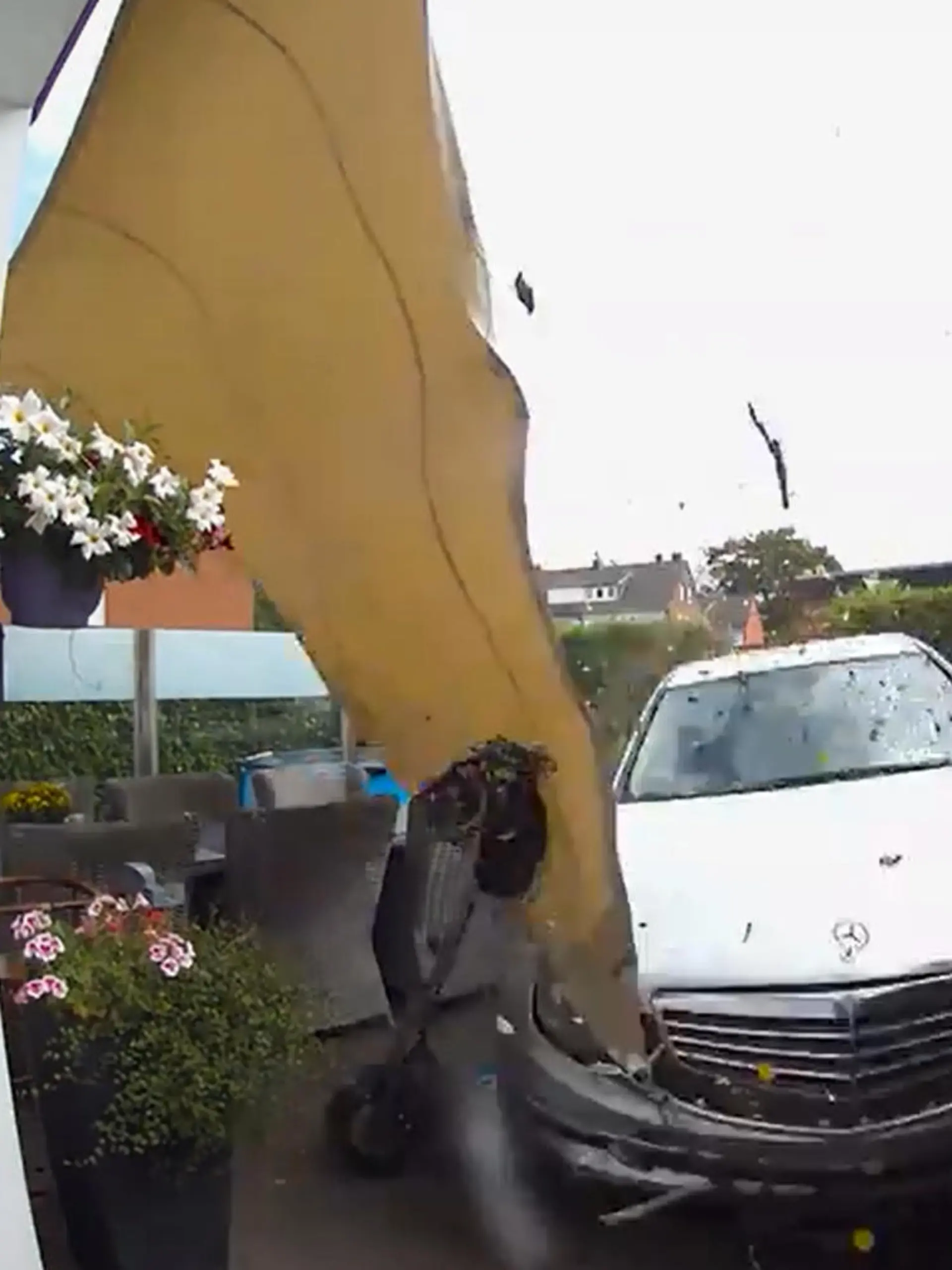 Die Gregoleids sitzen ahnungslos im Wohnzimmer, und dann das: Erst heult ein Motor, dann kracht’s! Dann Fragen und Erklärungen vom Fahrer. Ein 89-Jähriger ist mit seinem Benz in die Haustür gekracht, die Videoklingel hält fest, wie aus dem Vorgarten kurzum ein Drive-In wird. Zum Glück ist niemandem ernsthaft was passiert. Trotzdem bleibt die Fassungslosigkeit bei Bewohnerin Brigitte.