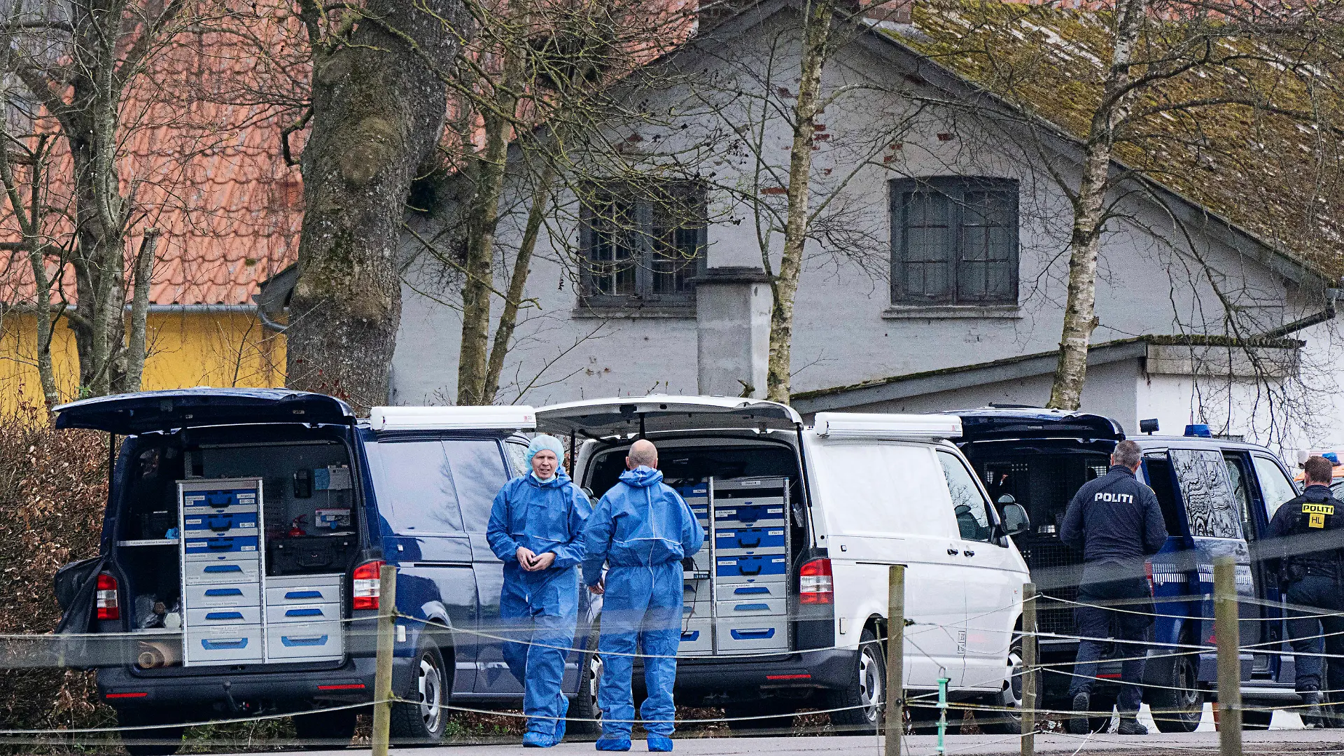 16.04.2023, Dänemark, Kirkerup: Die Polizei inspiziert die Umgebung eines Hauses im Zusammenhang mit der Suche nach einem vermissten Mädchen. Ein Mann soll eine 13-jährige Zeitungsausträgerin in Dänemark entführt, mehr als einen Tag festgehalten und vergewaltigt haben. Der Verdächtige sitzt nach einem Termin beim Haftrichter am Montag in Untersuchungshaft. Foto: Claus Bech/Ritzau Scanpix Foto/AP/dpa - ACHTUNG: Nur zur redaktionellen Verwendung und nur mit vollständiger Nennung des vorstehenden Credits +++ dpa-Bildfunk +++