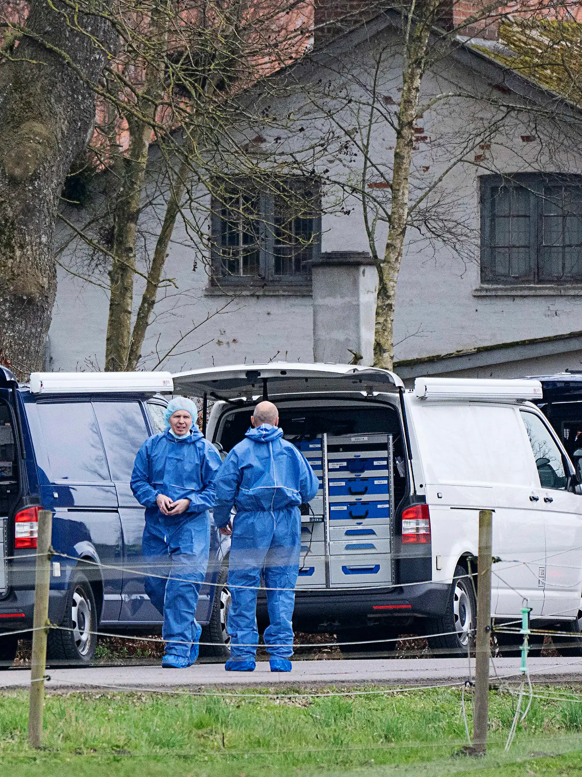 16.04.2023, Dänemark, Kirkerup: Die Polizei inspiziert die Umgebung eines Hauses im Zusammenhang mit der Suche nach einem vermissten Mädchen. Ein Mann soll eine 13-jährige Zeitungsausträgerin in Dänemark entführt, mehr als einen Tag festgehalten und vergewaltigt haben. Der Verdächtige sitzt nach einem Termin beim Haftrichter am Montag in Untersuchungshaft. Foto: Claus Bech/Ritzau Scanpix Foto/AP/dpa - ACHTUNG: Nur zur redaktionellen Verwendung und nur mit vollständiger Nennung des vorstehenden Credits +++ dpa-Bildfunk +++