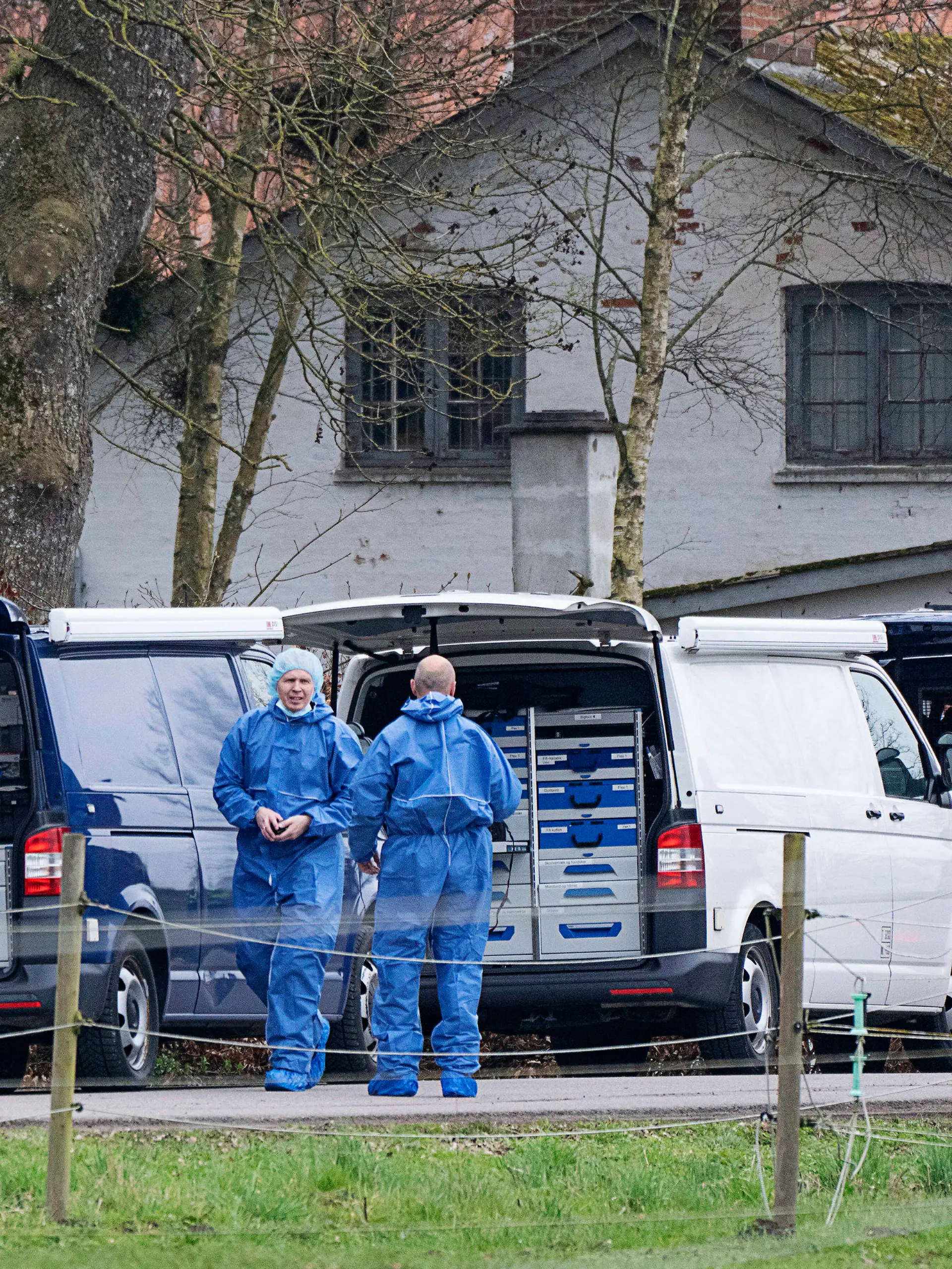 16.04.2023, Dänemark, Kirkerup: Die Polizei inspiziert die Umgebung eines Hauses im Zusammenhang mit der Suche nach einem vermissten Mädchen. Ein Mann soll eine 13-jährige Zeitungsausträgerin in Dänemark entführt, mehr als einen Tag festgehalten und vergewaltigt haben. Der Verdächtige sitzt nach einem Termin beim Haftrichter am Montag in Untersuchungshaft. Foto: Claus Bech/Ritzau Scanpix Foto/AP/dpa - ACHTUNG: Nur zur redaktionellen Verwendung und nur mit vollständiger Nennung des vorstehenden Credits +++ dpa-Bildfunk +++