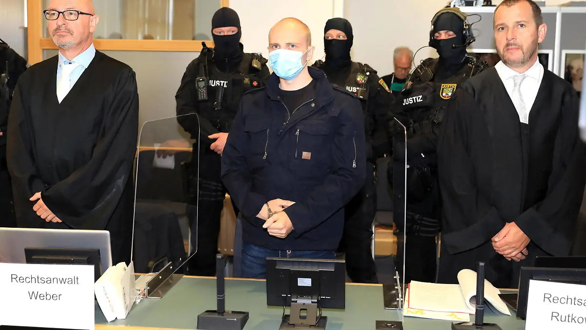  21.07.2020 Sachsen Anhalt MagdeburgVerhandlungssaal C24 im Landgericht Magdeburg. Heute beginnt der Prozess zum Terroranschlag von Halle. Stephan Balliet seine Anwaelte l.Hans-Dieter Weber und Thomas Rutkowski hatte am höchsten juedischen Feiertag Jom Kippur versucht, in der Synagoge in Halle ein Blutbad anzurichten. Mord Terror Todschlag Justiz Sicherheitsdienst Polizei Magdeburg *** 21 07 2020 Saxony Anhalt MagdeburgVerhandlungssaal C24 in the Magdeburg Regional Court Today the trial of the terrorist attack in Halle begins Stephan Balliet his lawyers l Hans Dieter Weber and Thomas Rutkowski had tried on the highest Jewish holiday Yom Kippur to cause a bloodbath in the synagogue in Halle Mord terror deathblow justice secur MGB