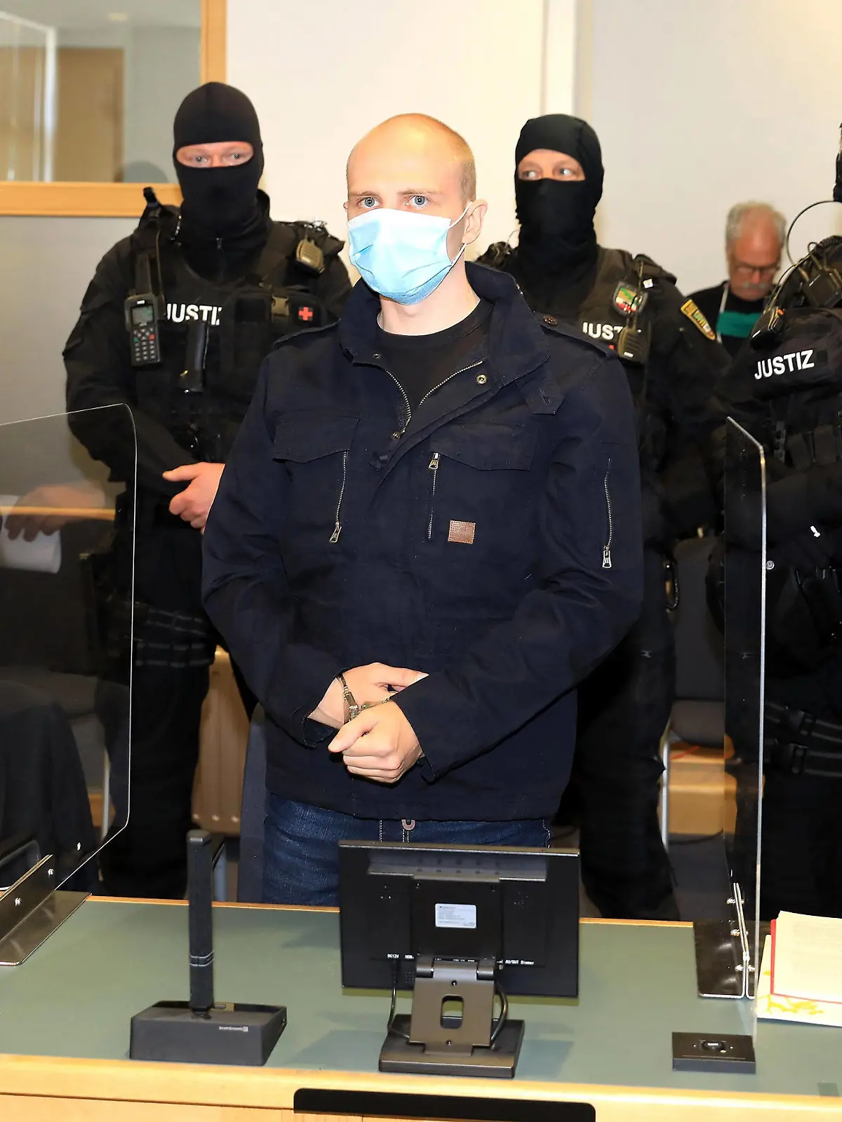  21.07.2020 Sachsen Anhalt MagdeburgVerhandlungssaal C24 im Landgericht Magdeburg. Heute beginnt der Prozess zum Terroranschlag von Halle. Stephan Balliet seine Anwaelte l.Hans-Dieter Weber und Thomas Rutkowski hatte am höchsten juedischen Feiertag Jom Kippur versucht, in der Synagoge in Halle ein Blutbad anzurichten. Mord Terror Todschlag Justiz Sicherheitsdienst Polizei Magdeburg *** 21 07 2020 Saxony Anhalt MagdeburgVerhandlungssaal C24 in the Magdeburg Regional Court Today the trial of the terrorist attack in Halle begins Stephan Balliet his lawyers l Hans Dieter Weber and Thomas Rutkowski had tried on the highest Jewish holiday Yom Kippur to cause a bloodbath in the synagogue in Halle Mord terror deathblow justice secur MGB