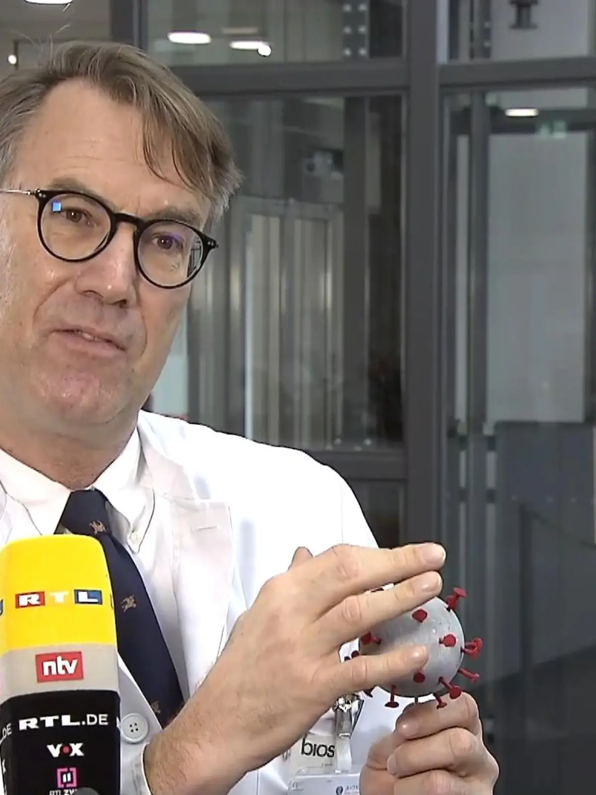 Wie unterscheidet sich die vermutlich ansteckendere Corona-Variante VUI2020/12/01 von anderen? Das erklärt Dr. Georg-Christian Zinn, Direktor Hygienezentrum Bioscientia, im Video.